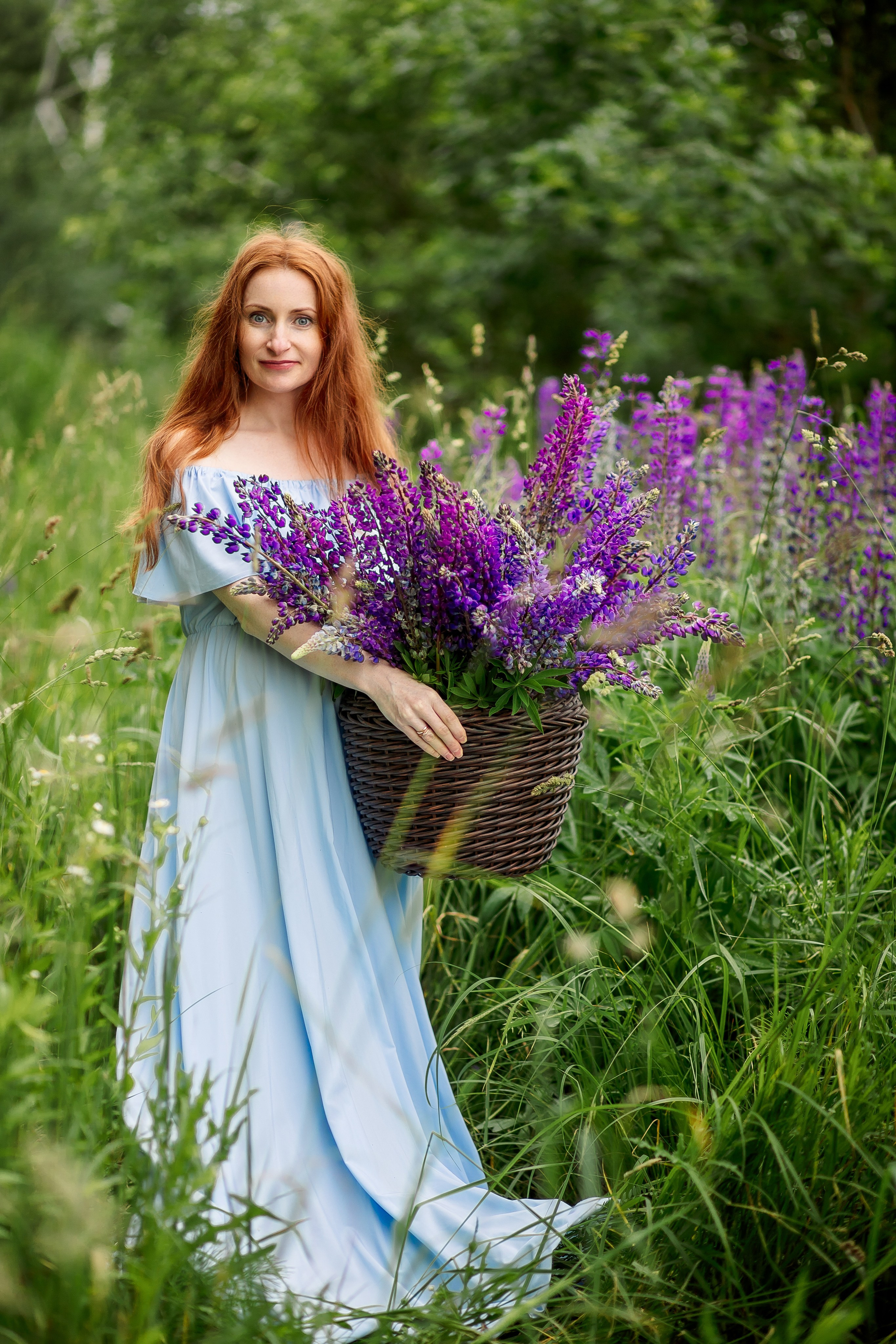Нежная фотосессия в люпинах. Семейный детский фотограф. Фотосессия в Минске