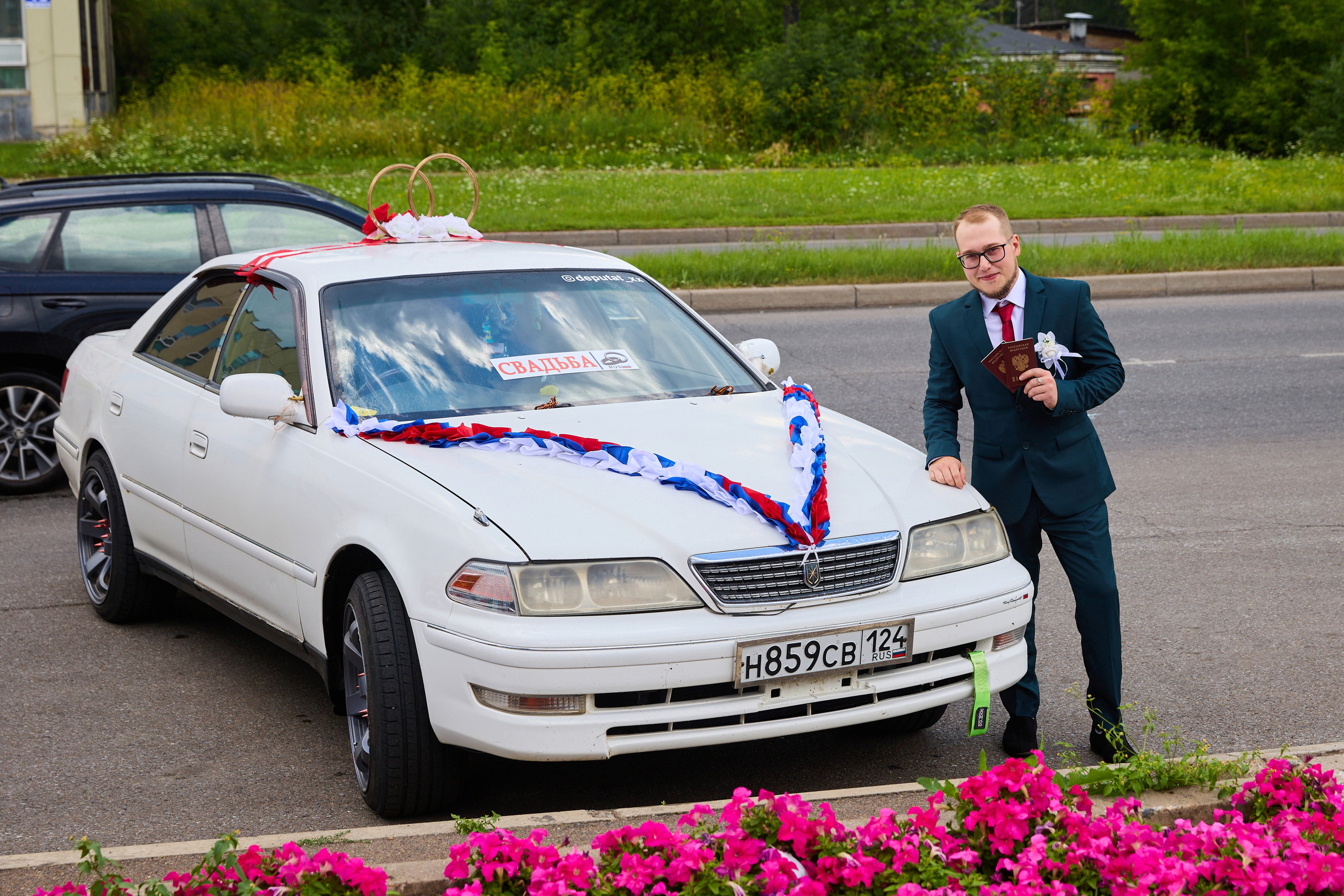 Жених возле украшенной свадебной машины