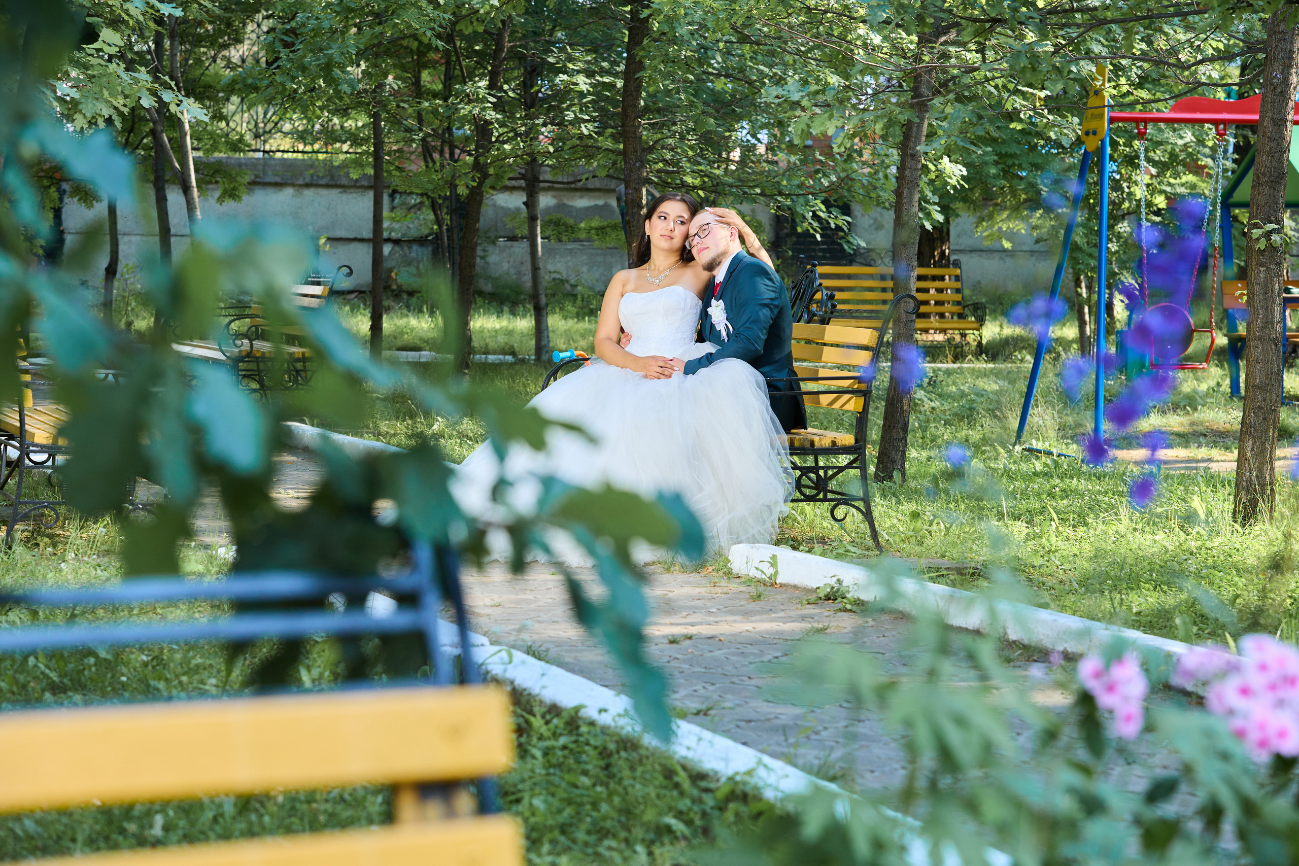 невеста сидит на коленях у жениха