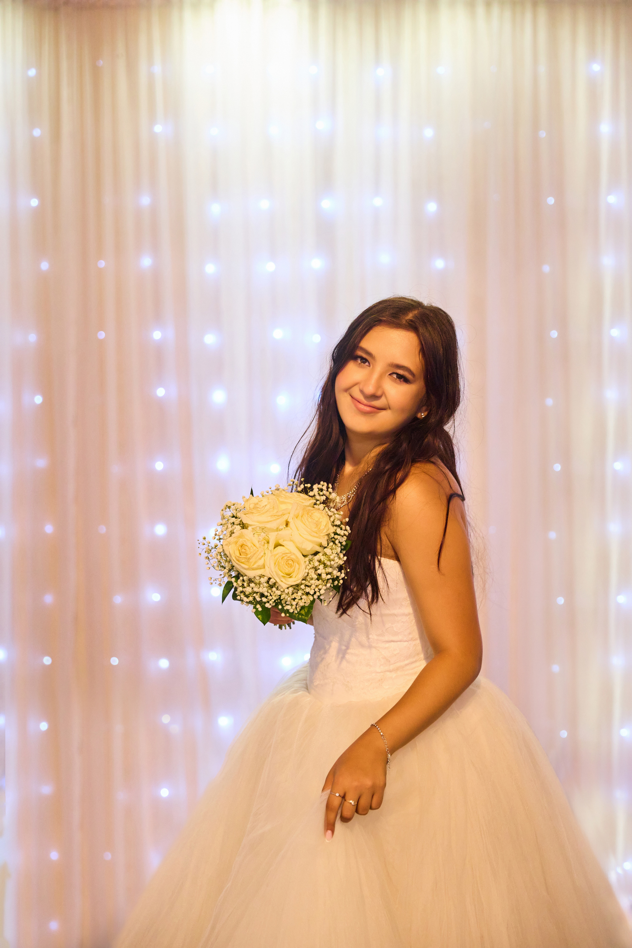 невеста со свадебным букетом