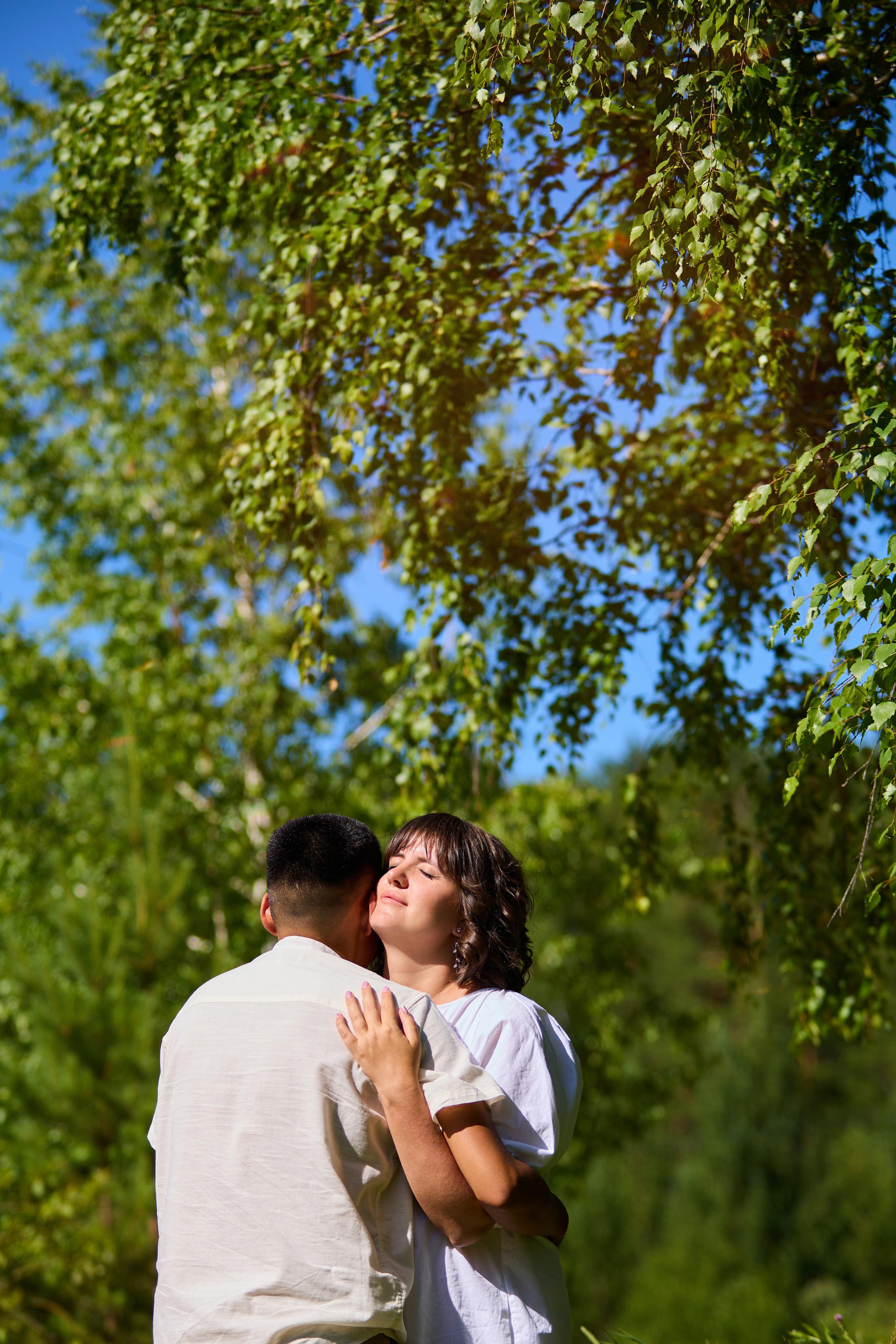 Девушка обнимает жениха