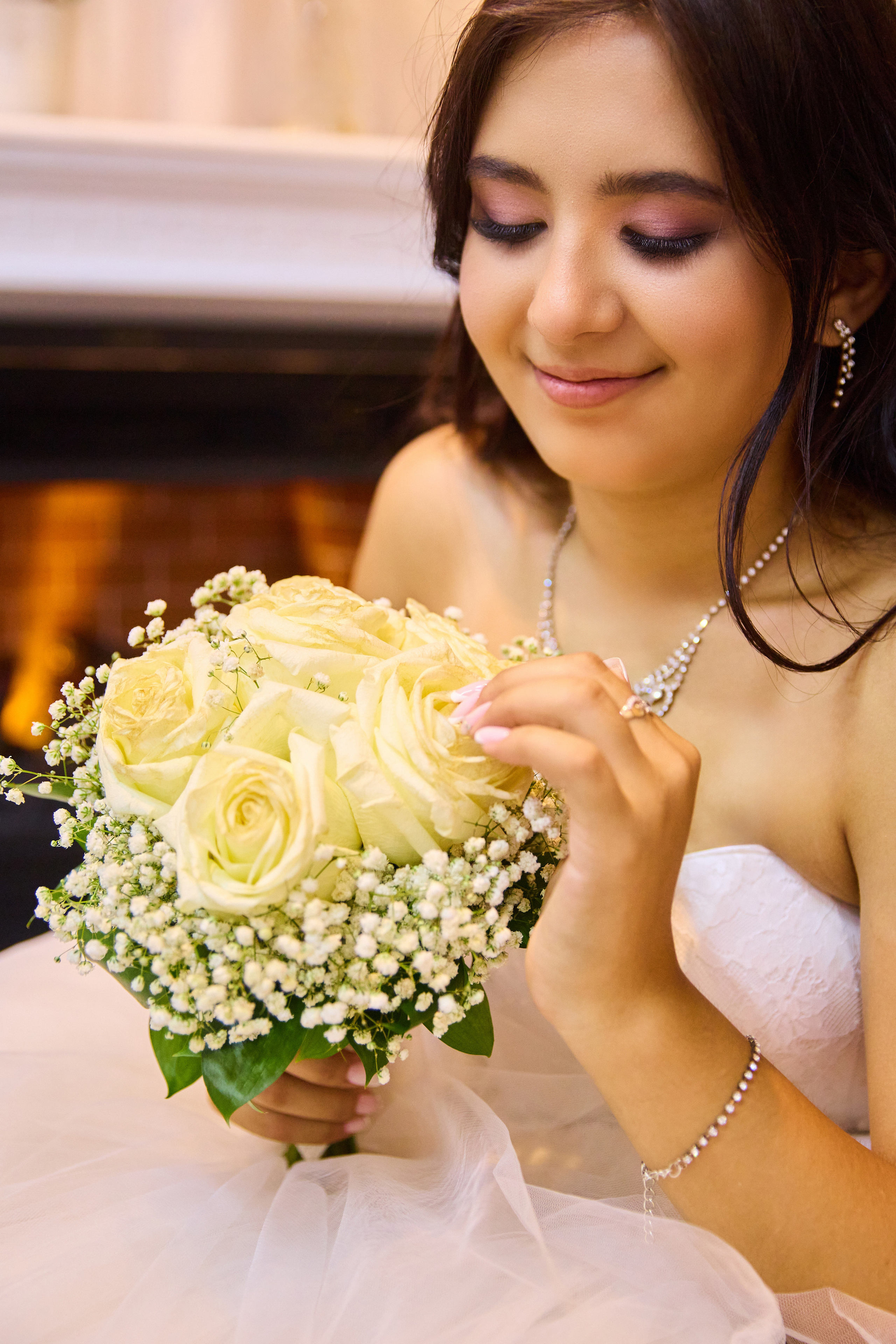 невеста рассматривает букетик