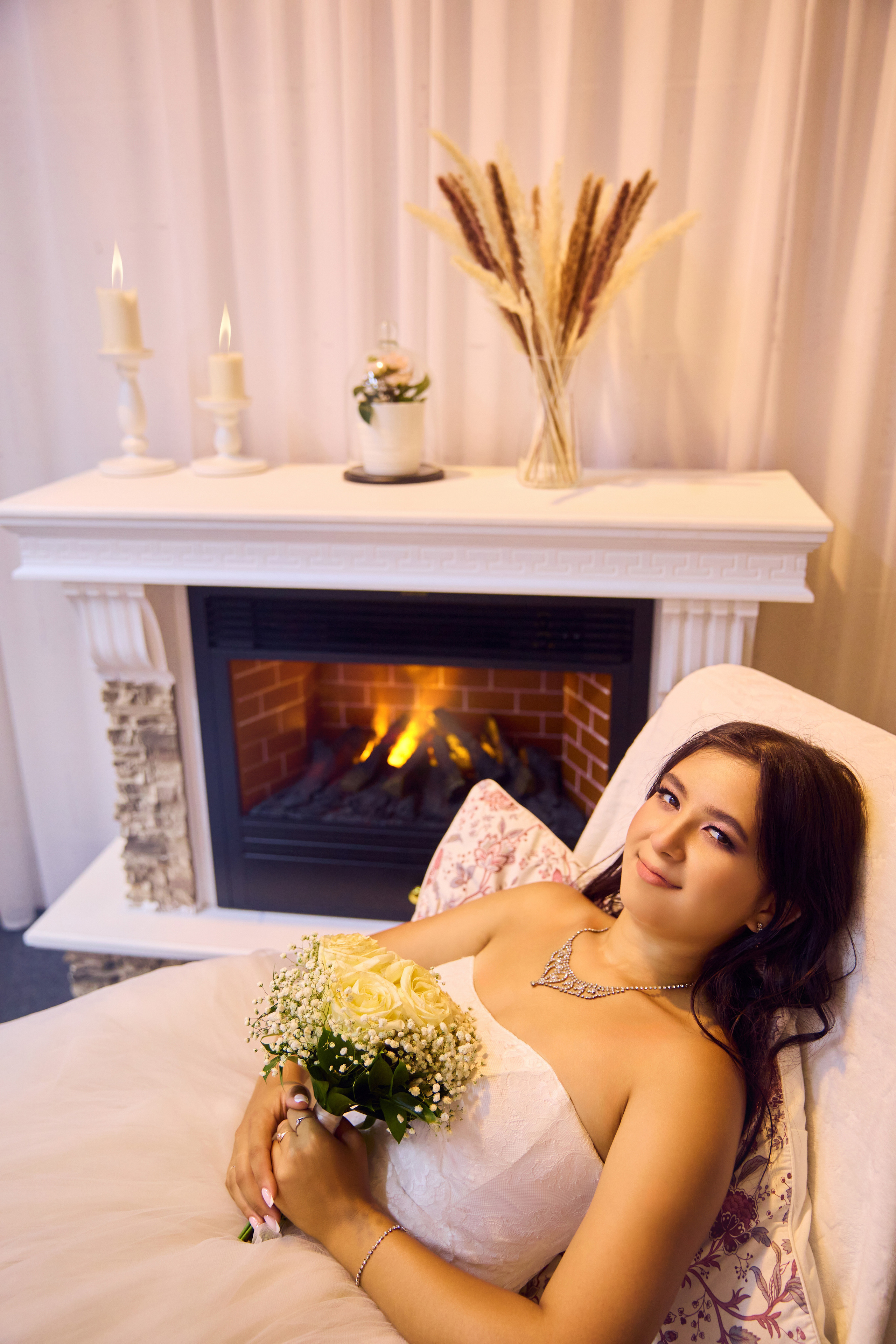 невеста с букетом отдыхает у камина