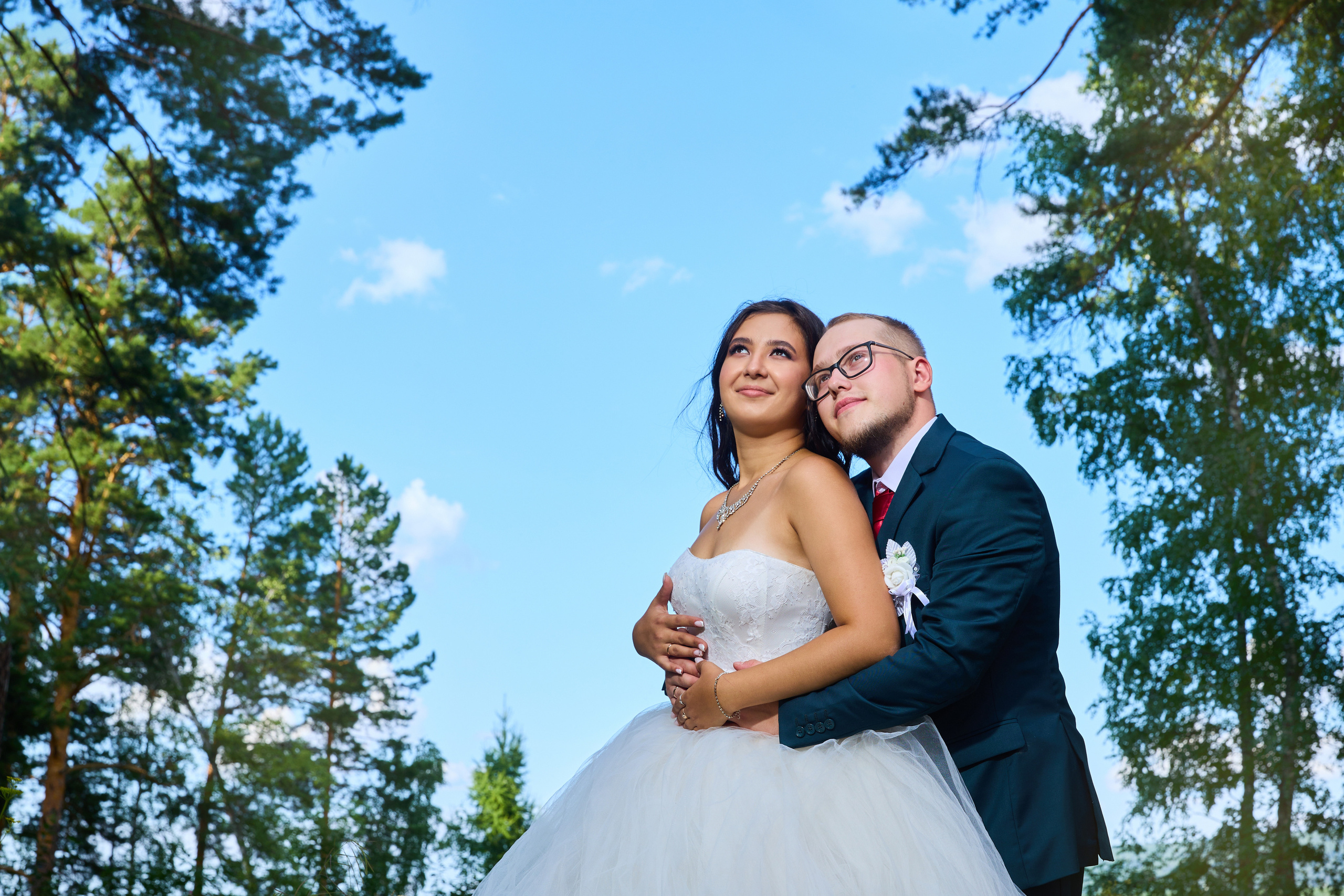 Жених обнимает невесту сзади