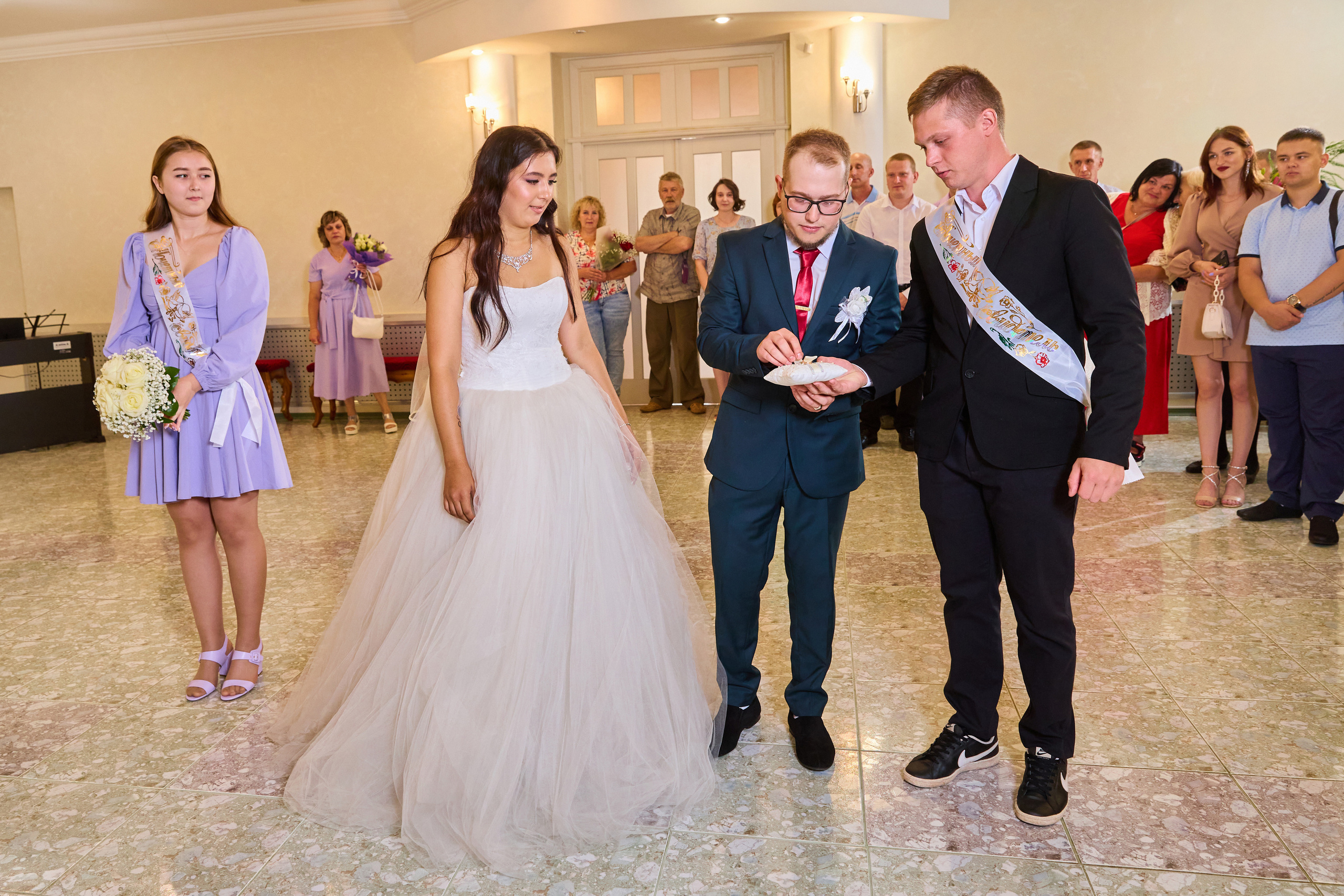 Свидетель принес кольца жениху и невесте