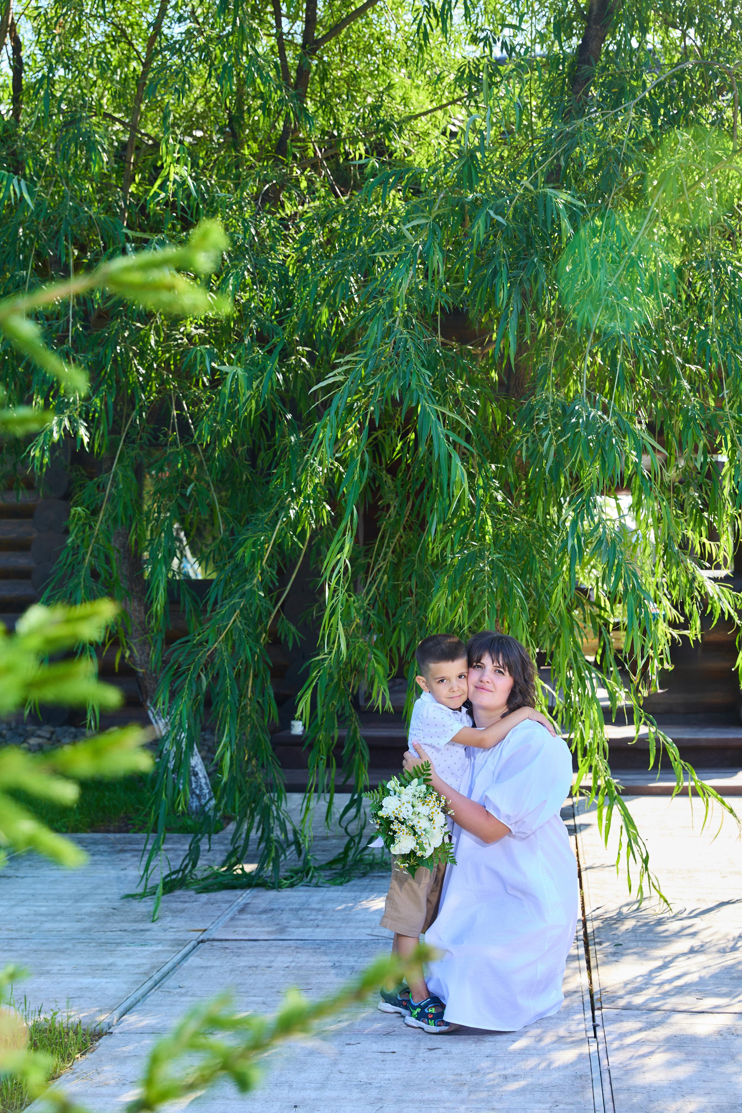 мама обнимает сына