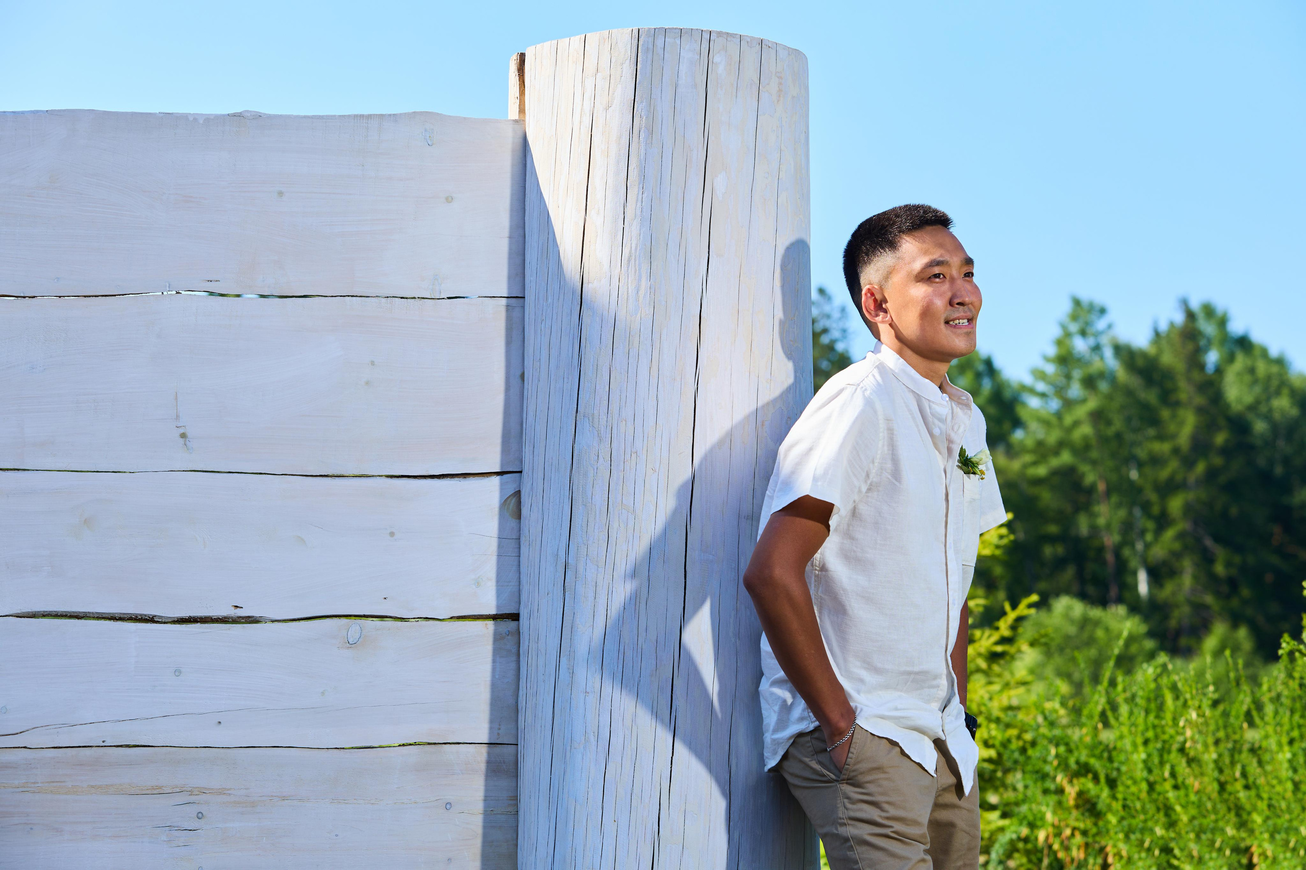 Жених облокотился к забору