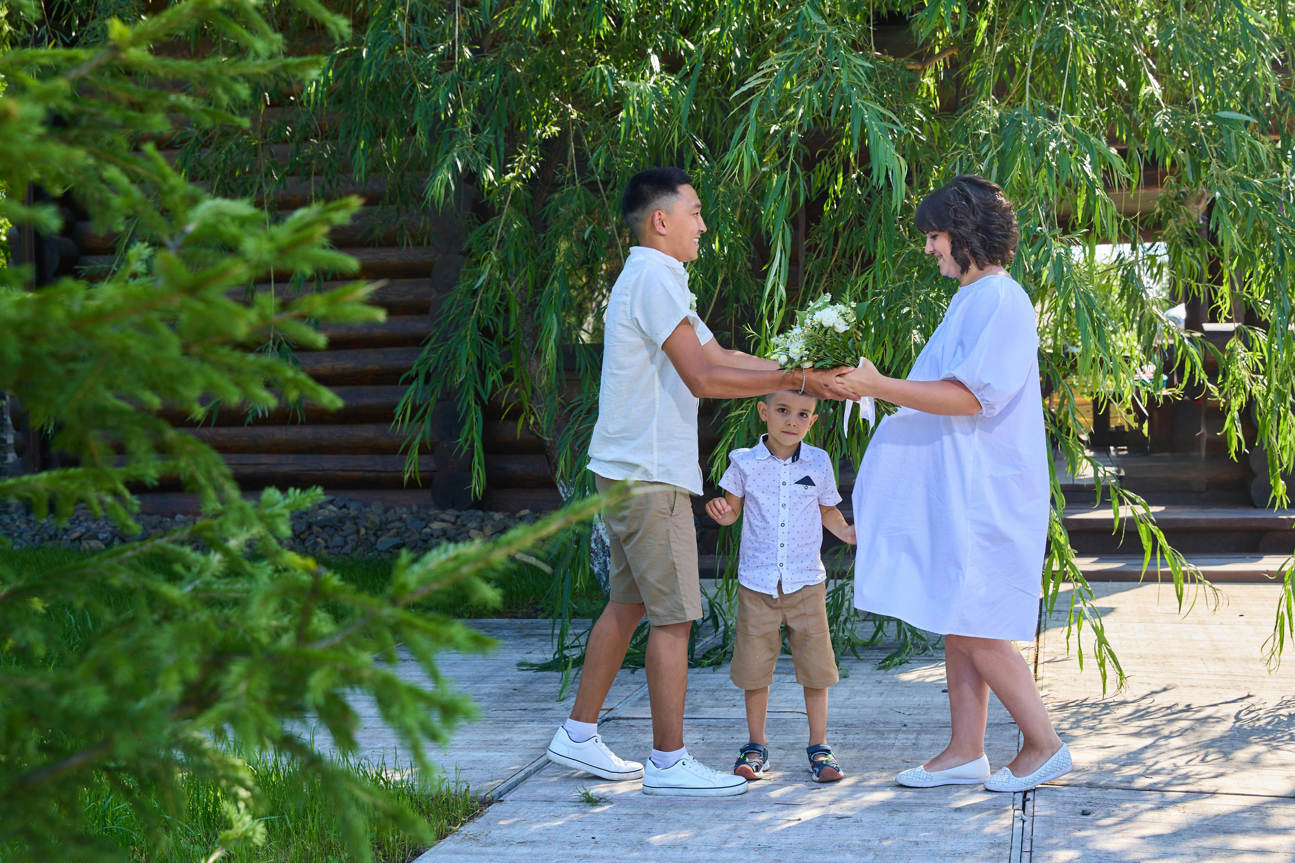 Папа и мама держатся за руки, между ними маленький сын