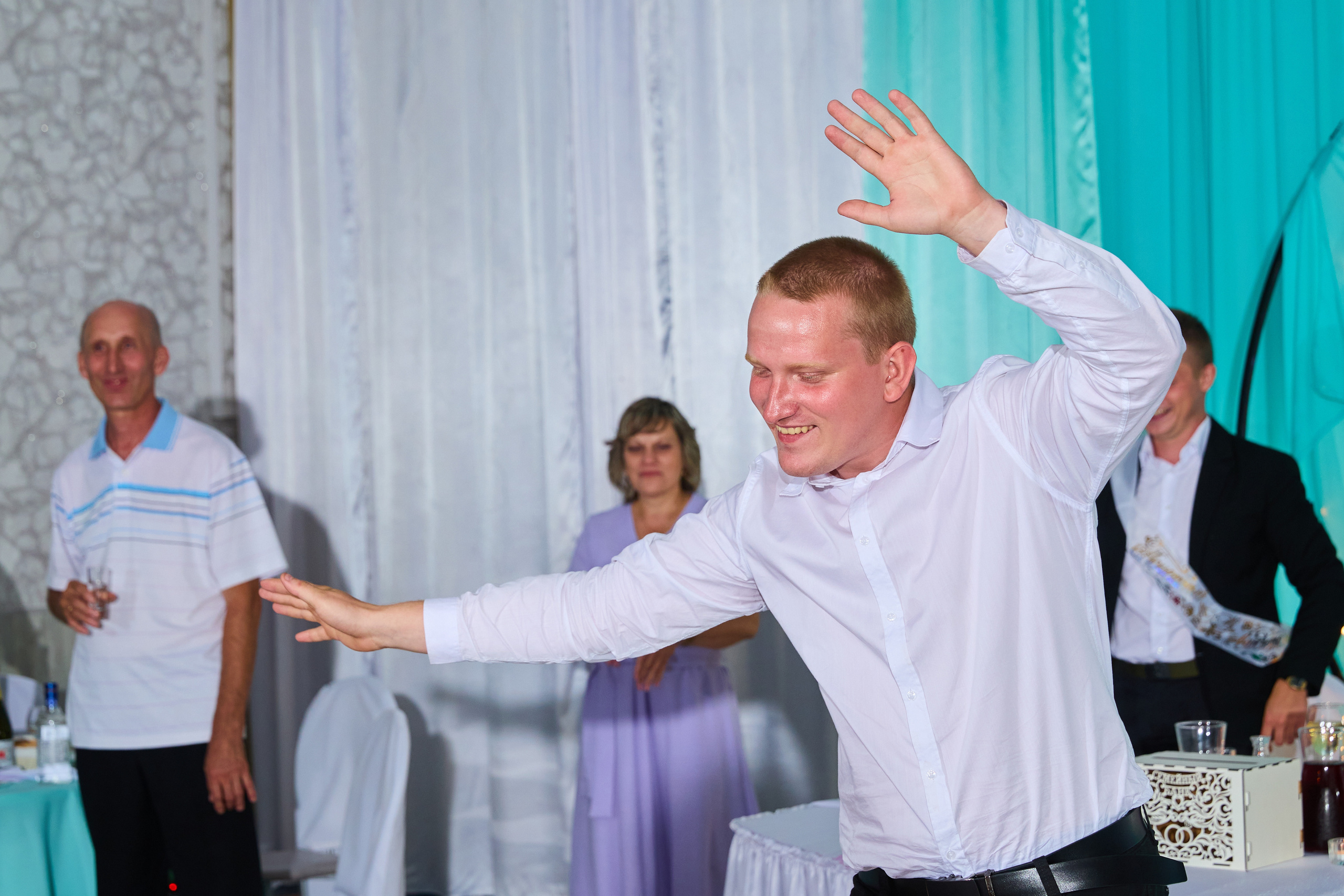 Танцуют все