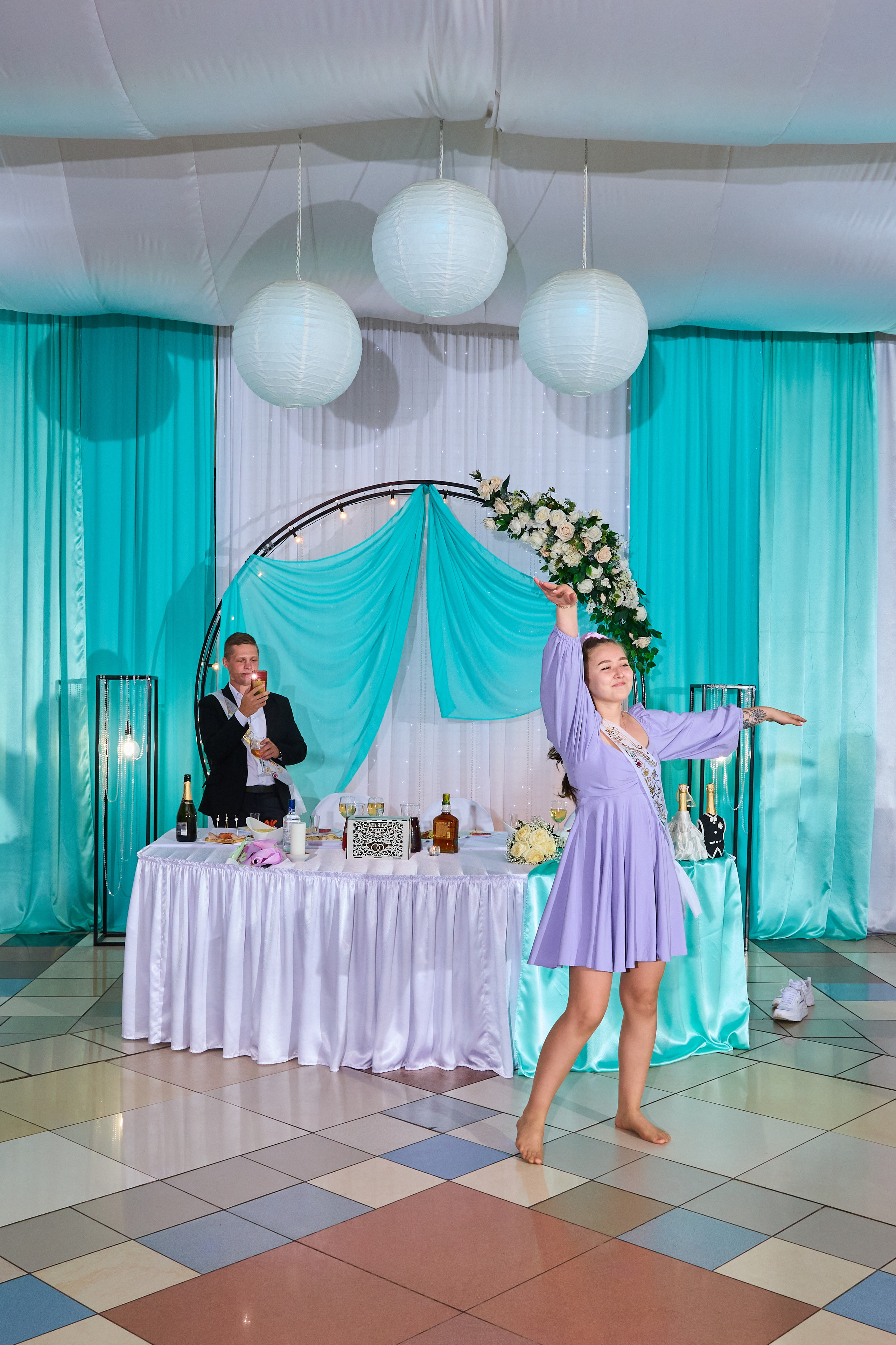 Свидетельница зажигает танцы на свадебном банкете