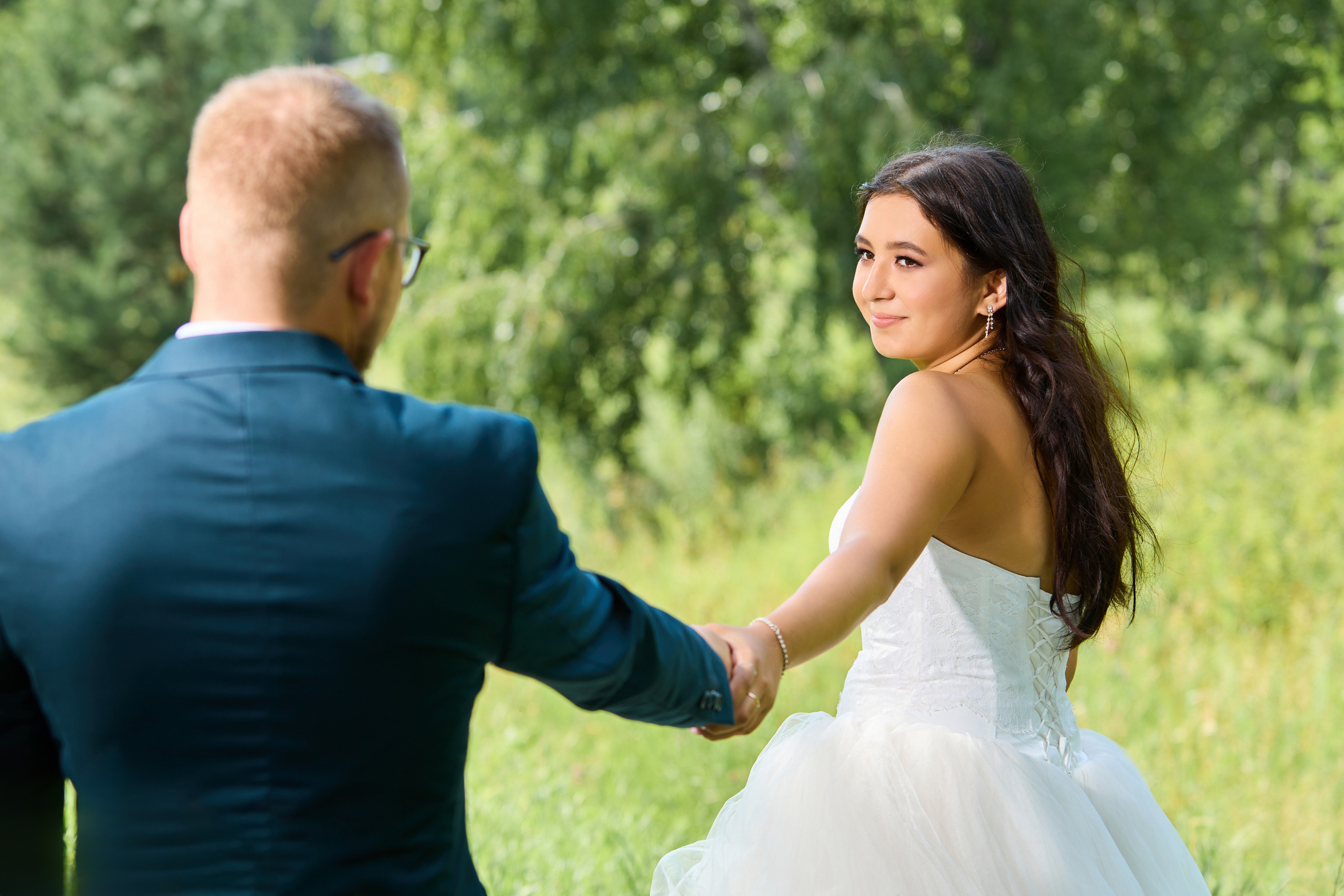 невеста тянет жениха с сторону леса