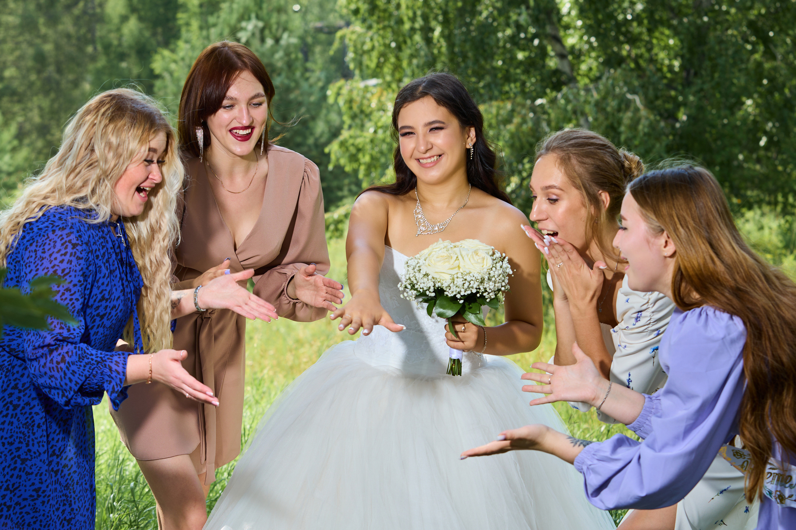 Девочки восхищены кольцом невесты