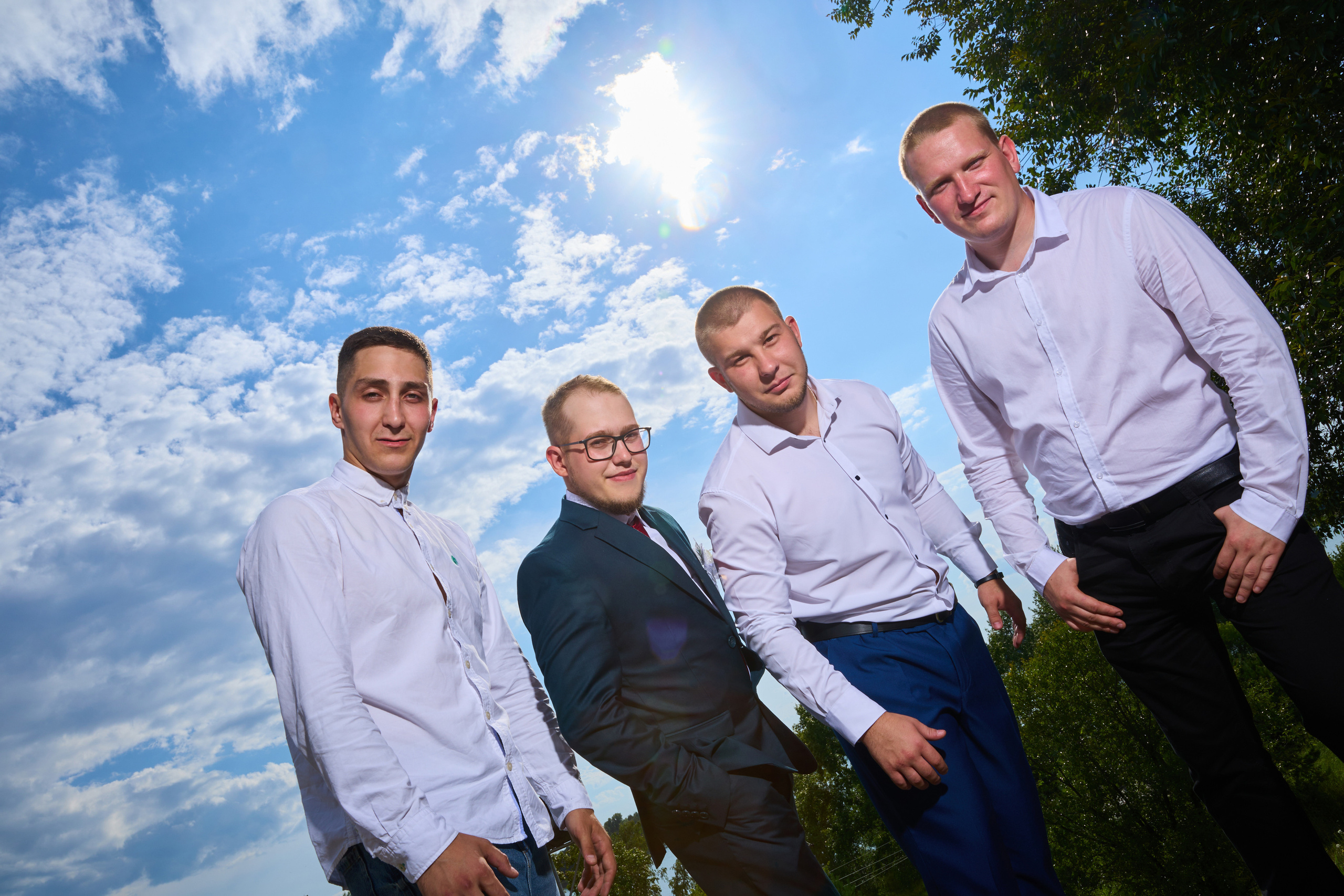 Друзья с женихом на фоне солнечного неба