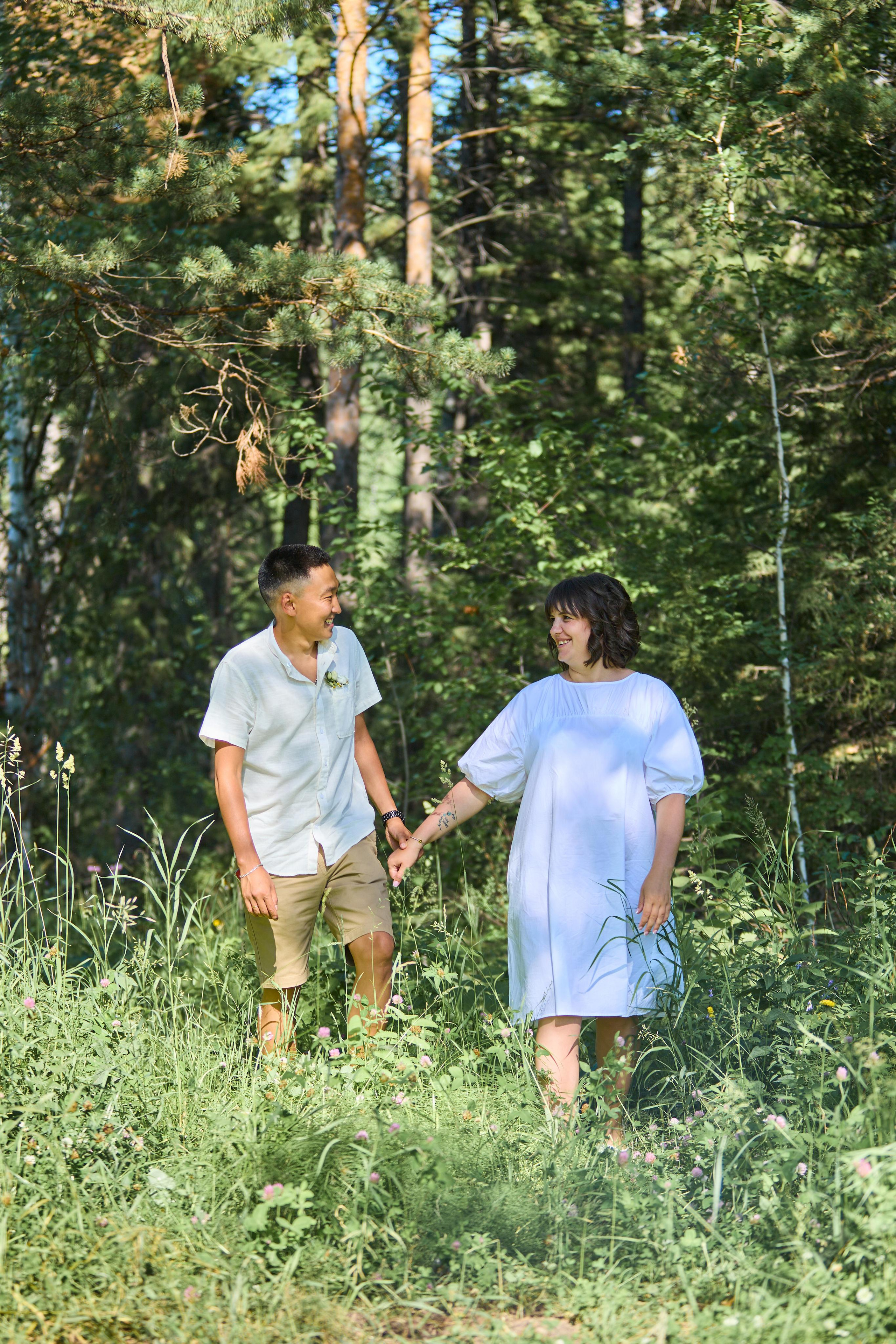 Молодая пара бежит по лесу