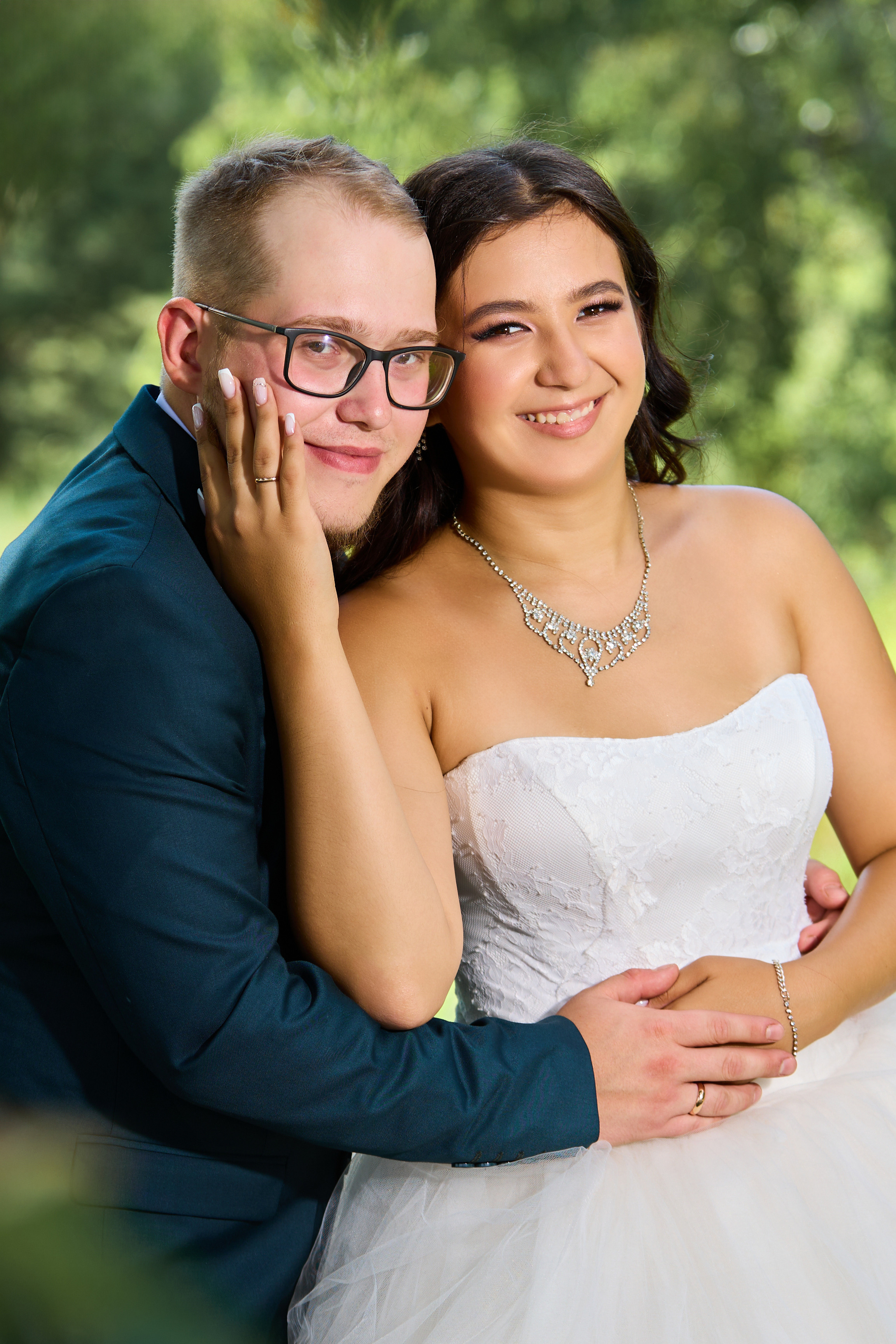 Невеста ласково обнимает жениха за щеку