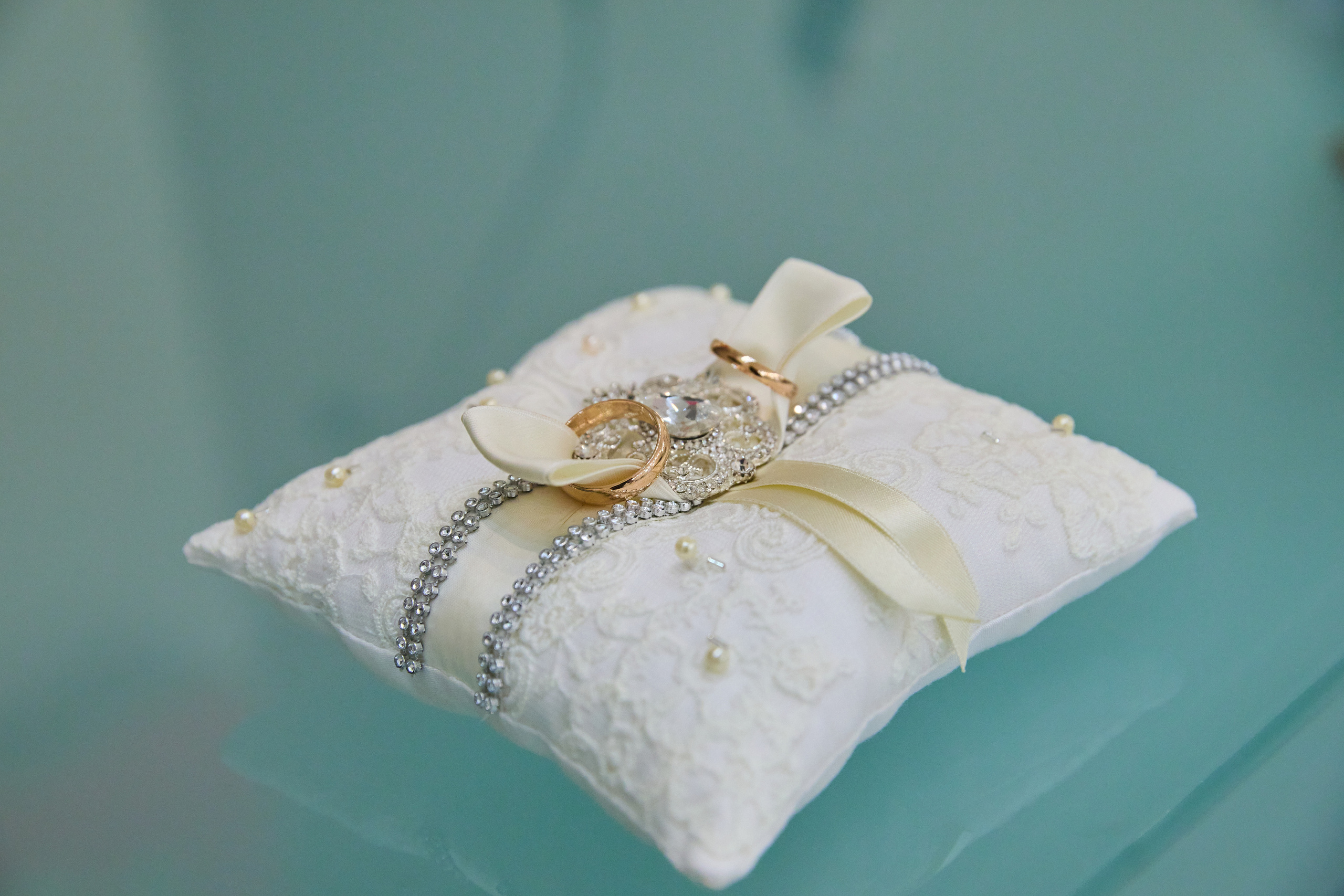 Обручальные кольца на подушечке