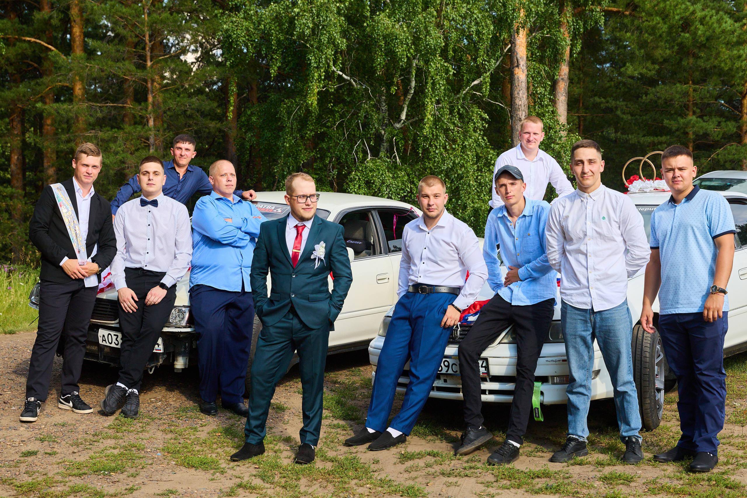 Свадебный кортеж машин и позирующие друзья жениха