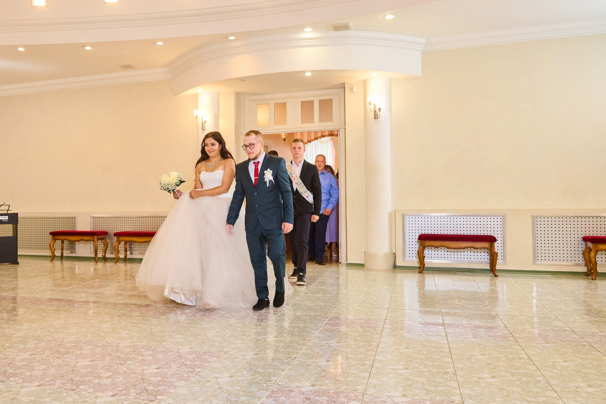 Жених и невеста входят в зал