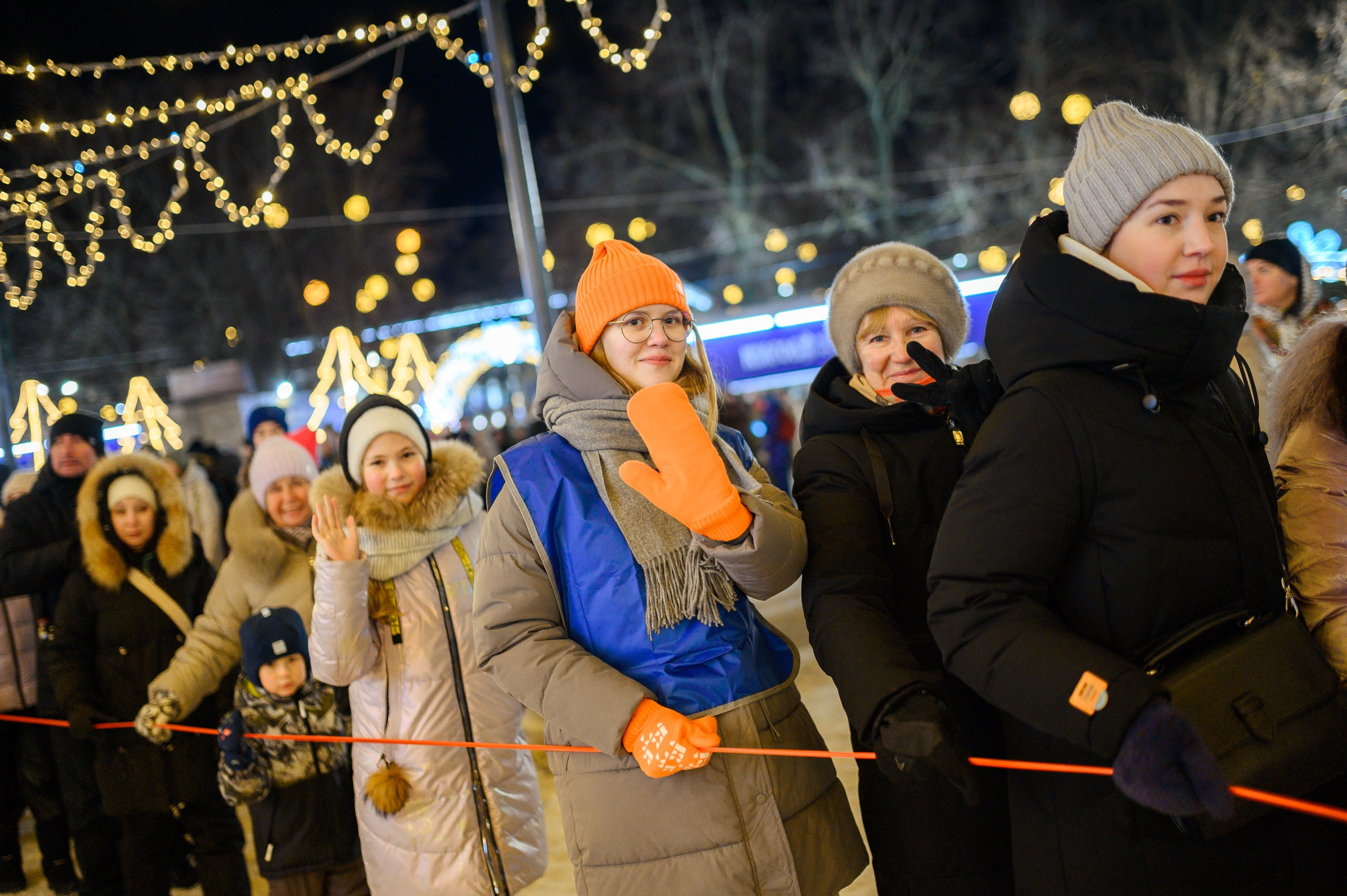 Новогодние волонтеры | Открытие Новогодней столицы Кирова 2025. Репортажный фотограф в Кирове Александр Лутошкин