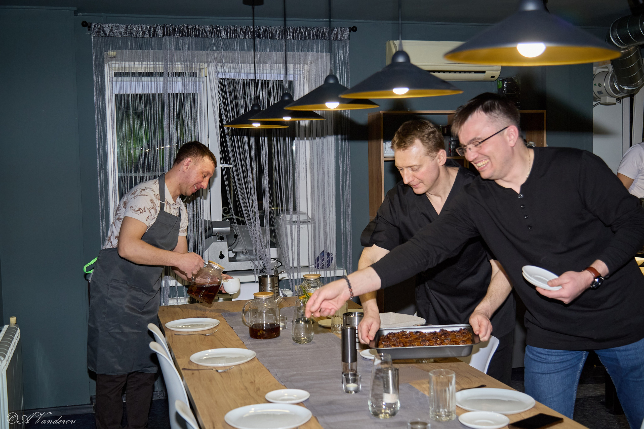 Мужские разговоры на кухне. Фотограф Омск | Александр Вандеров
