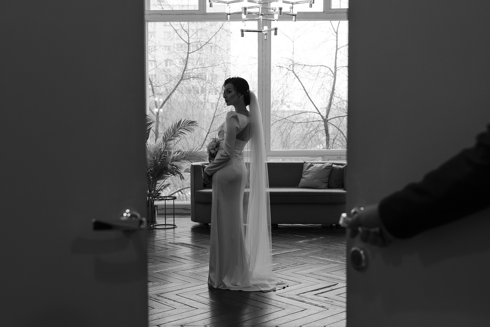 необычная свадебная фотография, жених пришел к невесте, встреча жениха и невесты