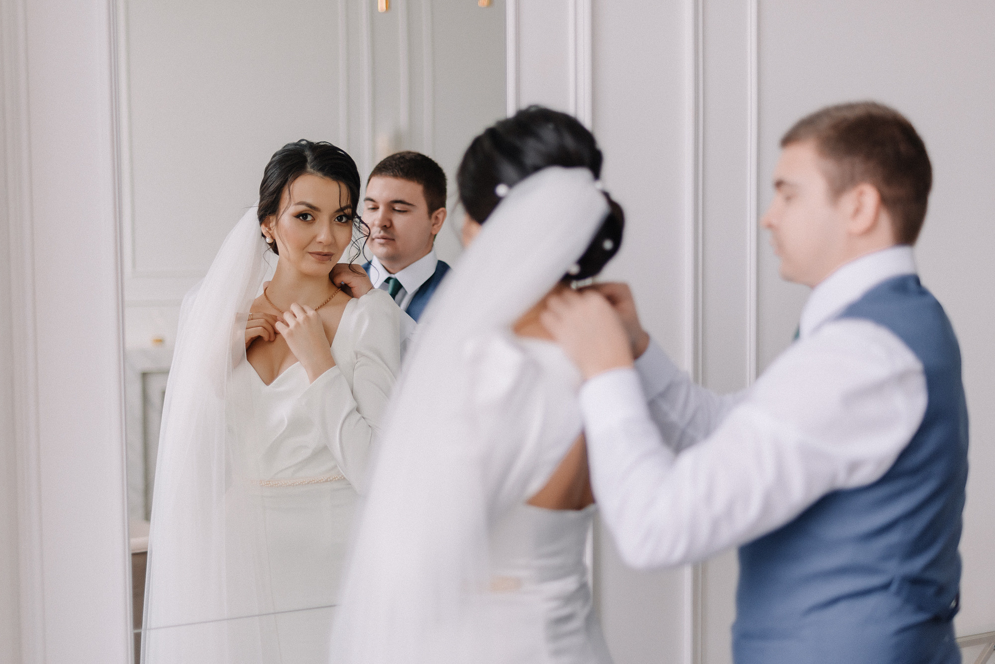 жених поправляет фату невесту, фата невесты