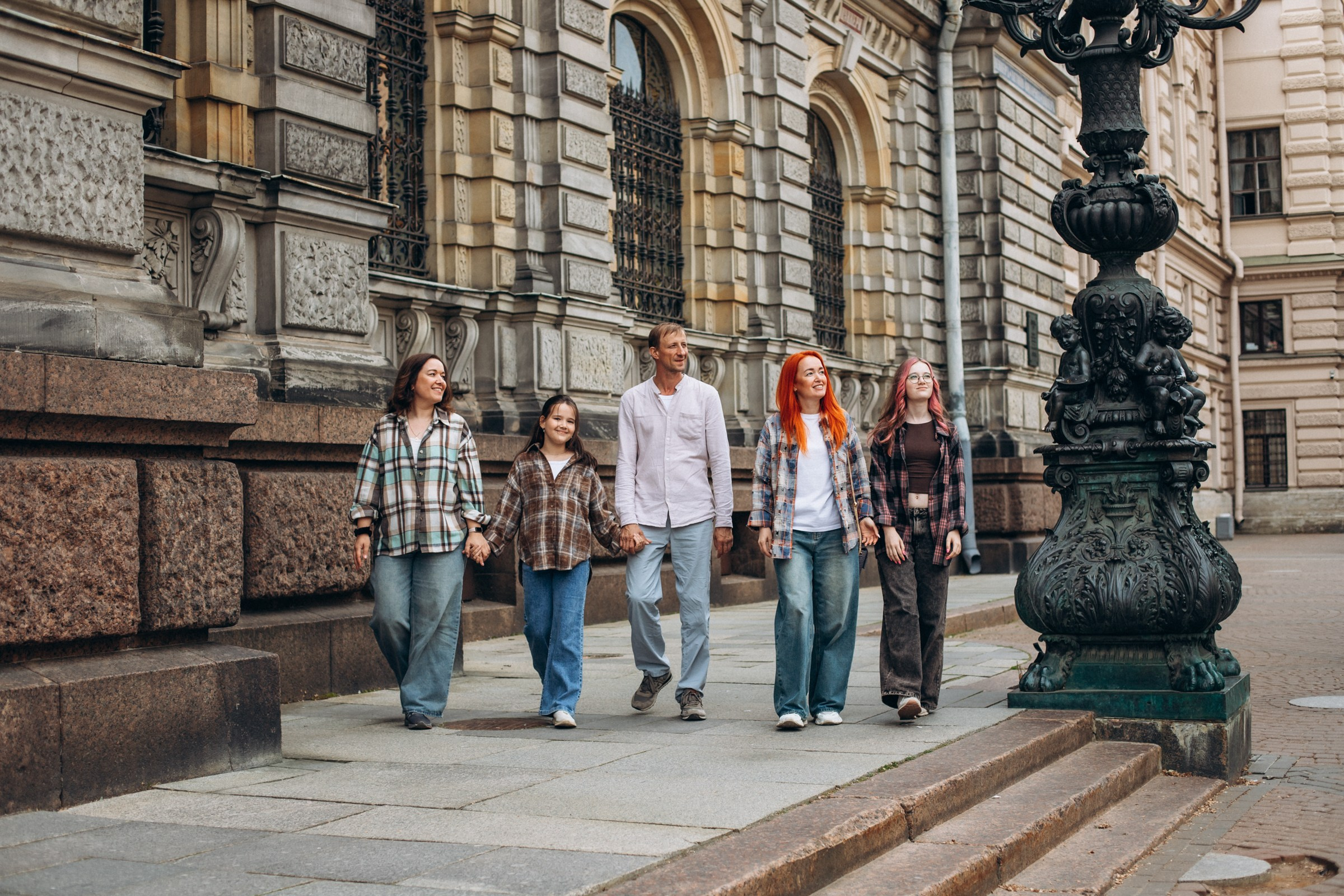 Елена с семьей в июне. Фотопрогулка в Петербурге. Индивидуальный и семейный фотограф в Санкт-Петербурге