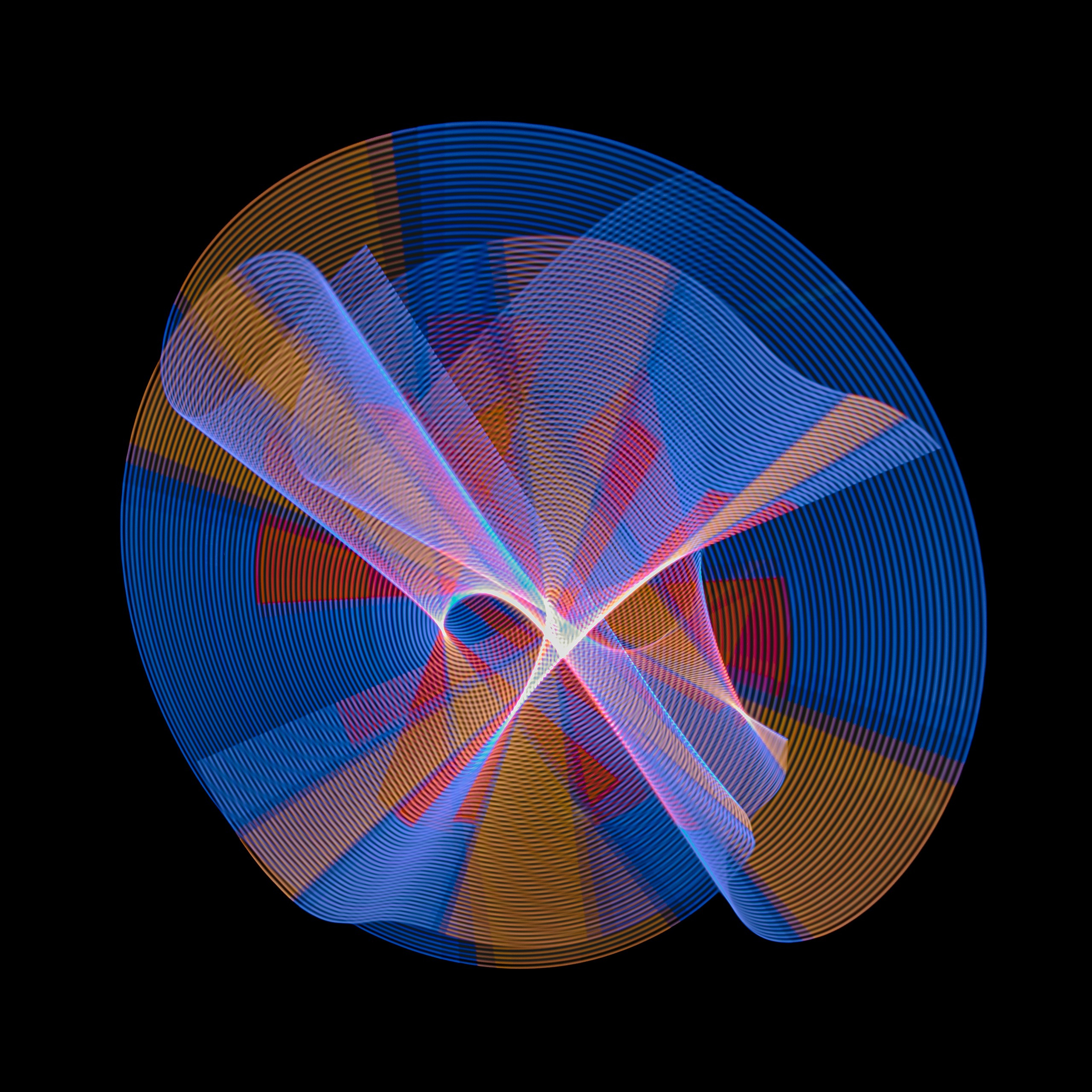 Рисование светом. Скульптуры из воды Сергея Толмачева