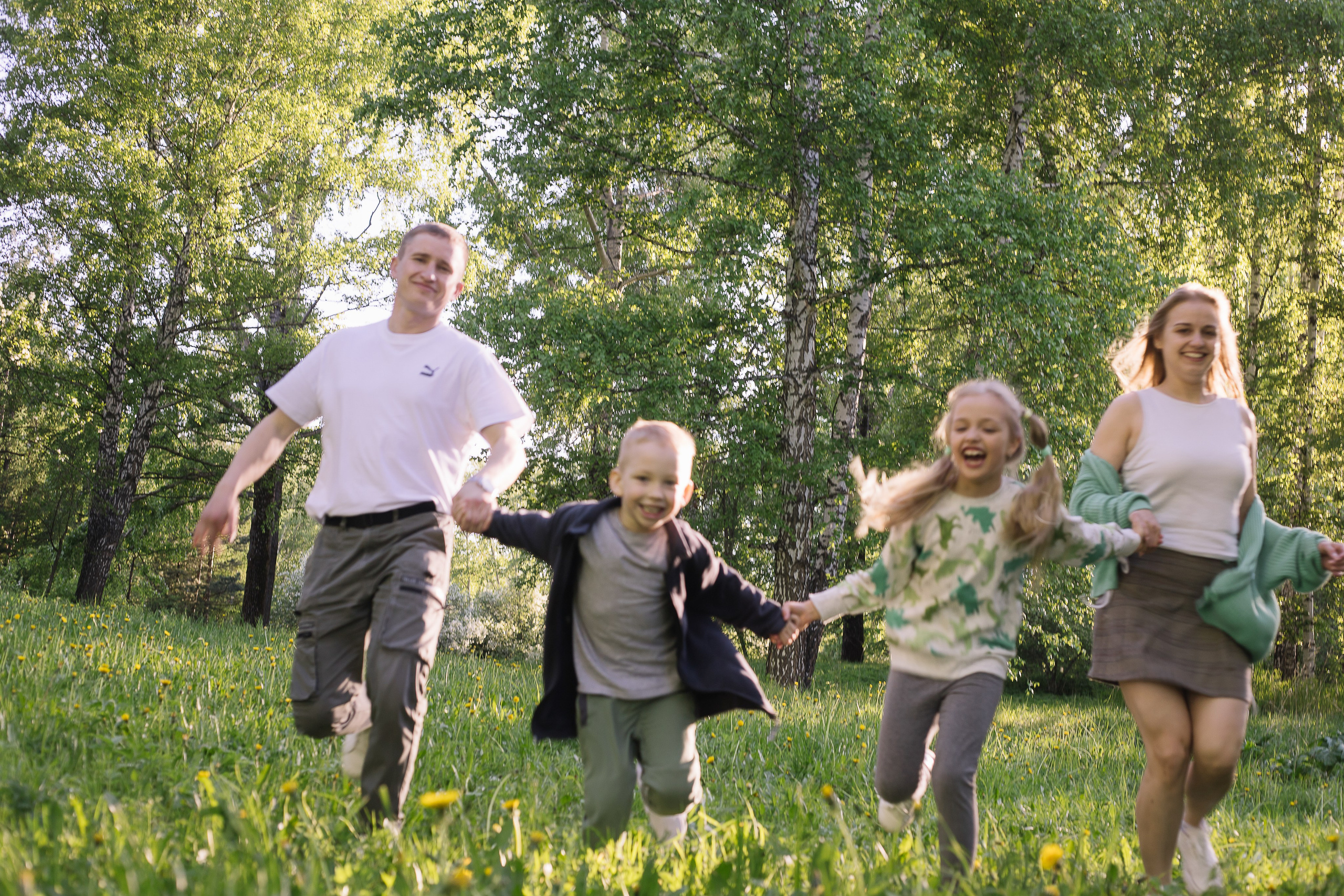 Семейная фотосессия с велосипедом в цветущих яблонях. Семейный фотограф в Томске Максимова Екатерина