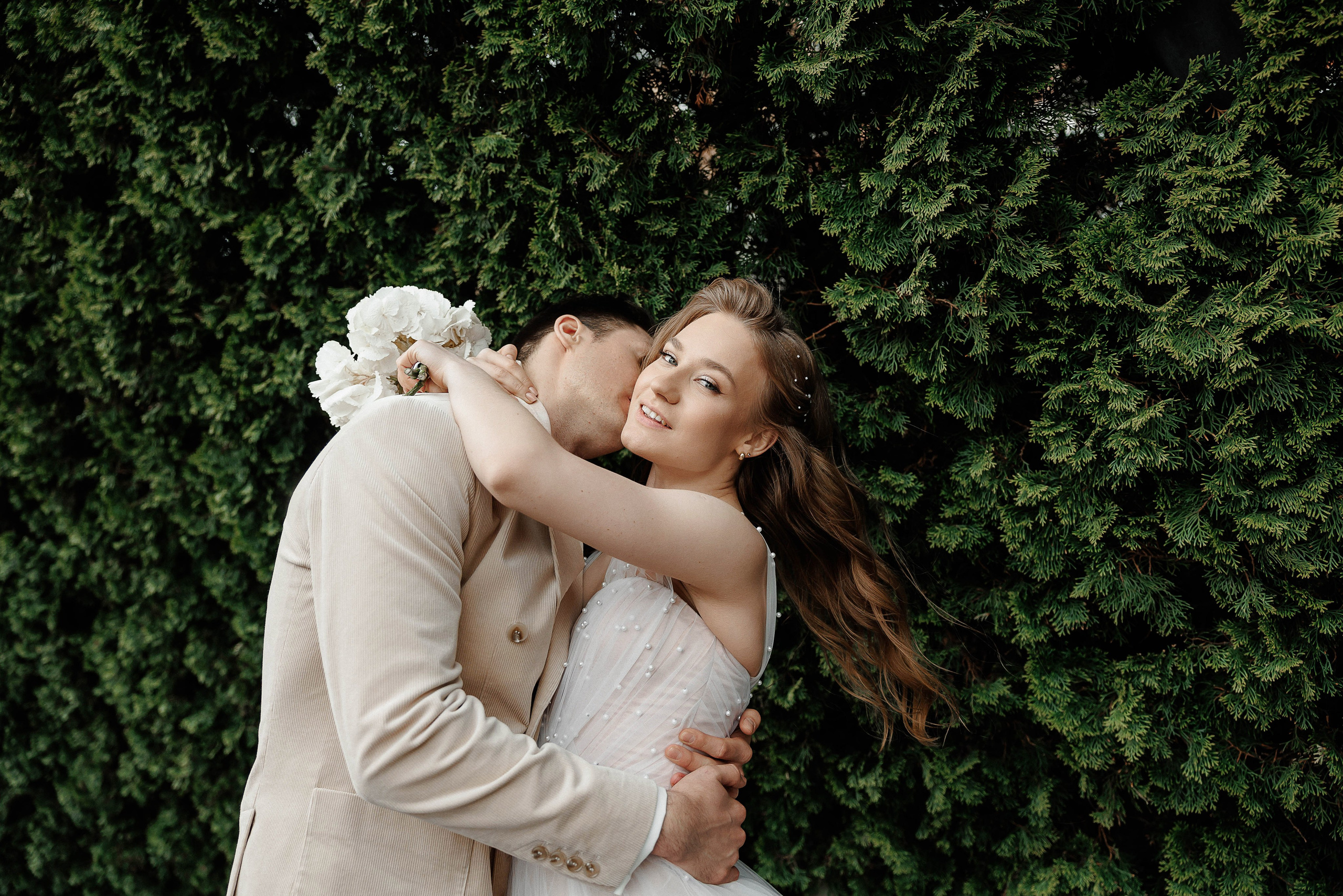 Жених обнимает невесту на свадебной фотосессии в Воронеже