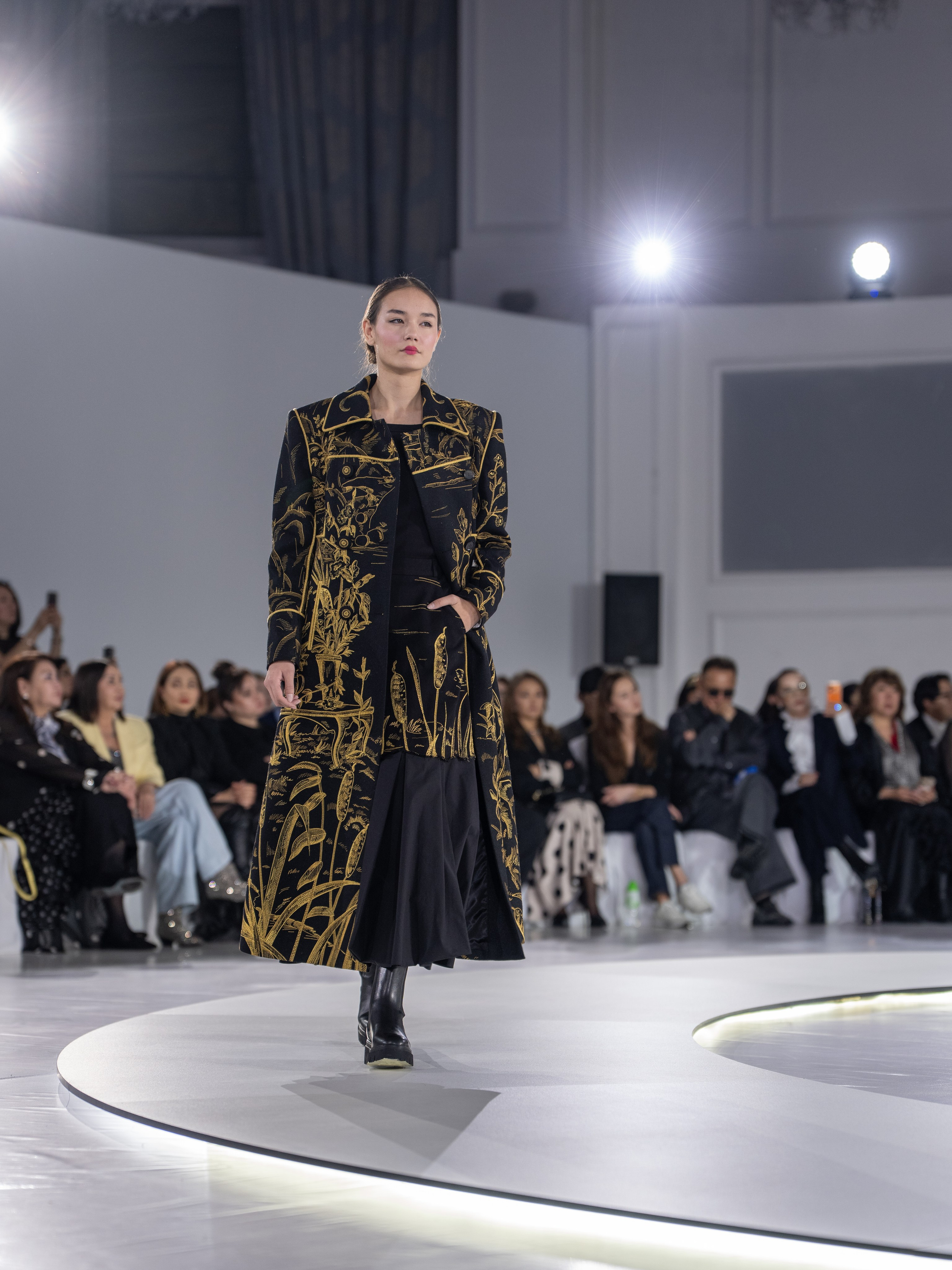 Дизайнер Stas Lopatkin. Сайт Алматинского НЮ АРТ, будуар и фэшн фотографа Дениса Карпенко