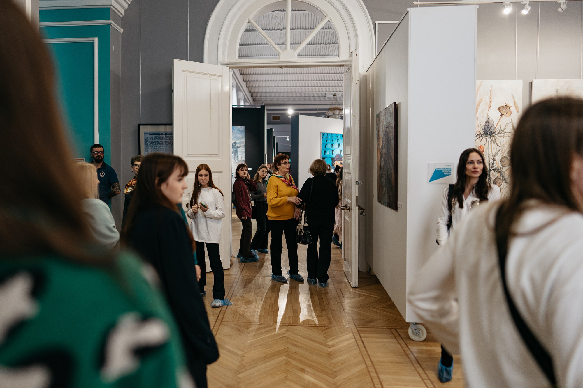 Открытие персональной выставки художника Марии Кулиной-Черкашиной «Возвращение в детство (пойдём, что покажу…)». Свадебный и репортажный фотограф Юров Дмитрий