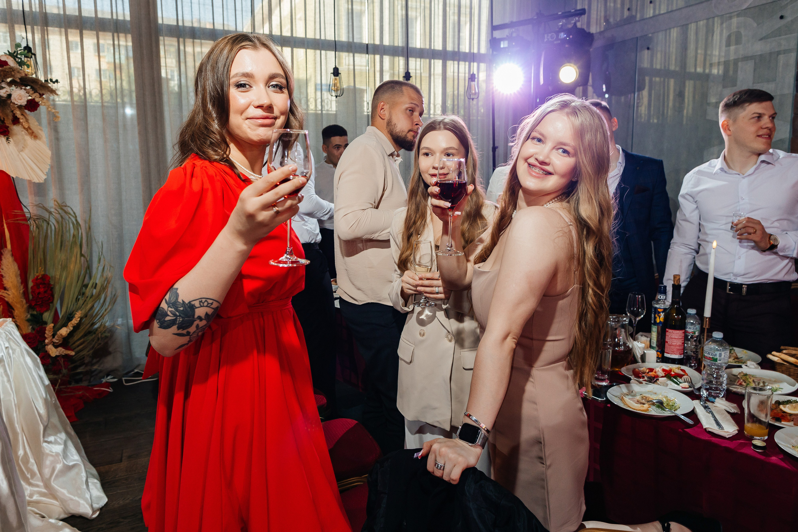 Грандиозное свадебное событие в уютном ресторане. Олег Сверчков | Свадебный фотограф Вологда