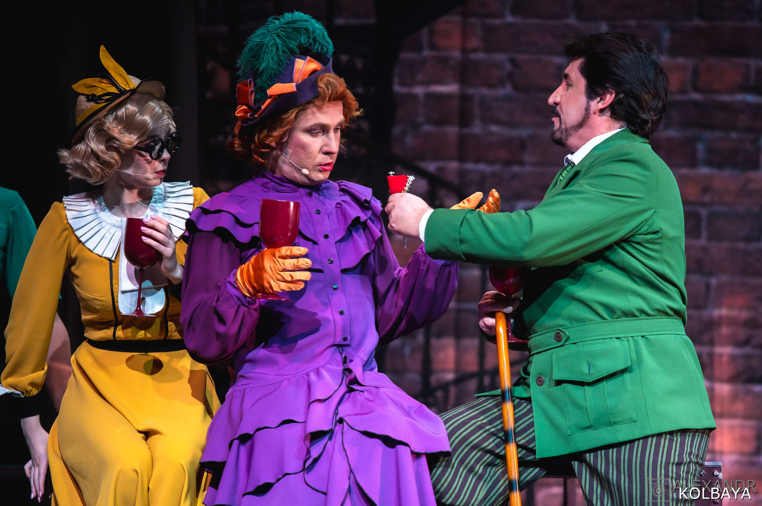 Фотографии со спектакля «Привет, я тетя Чарли». Концертный и театральный репортажный фотограф в Москве Александр Колбая