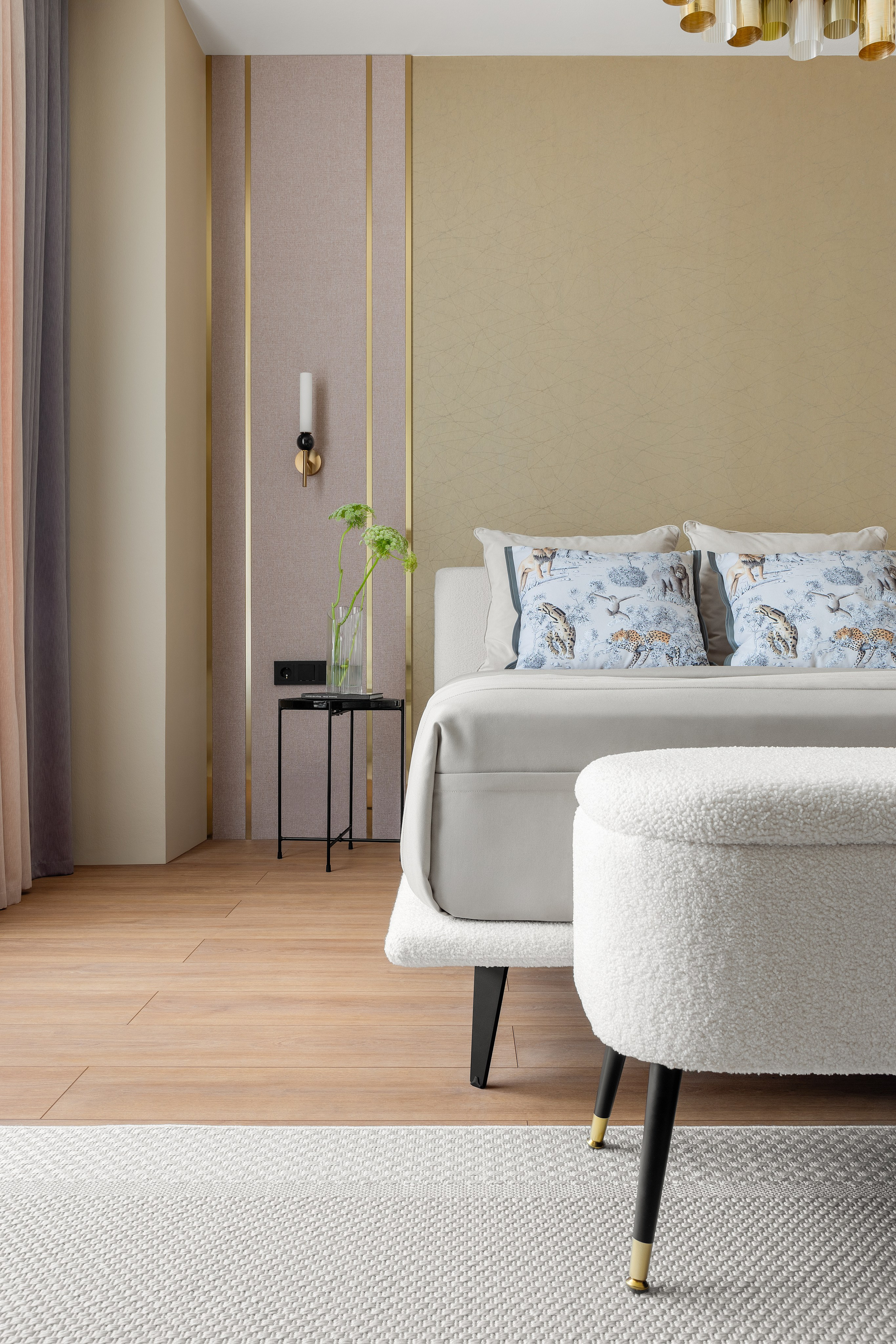 интерьер  спальни с мягкой кроватью и банкеткой, изголовье кровати из латуни и тканевых панелей