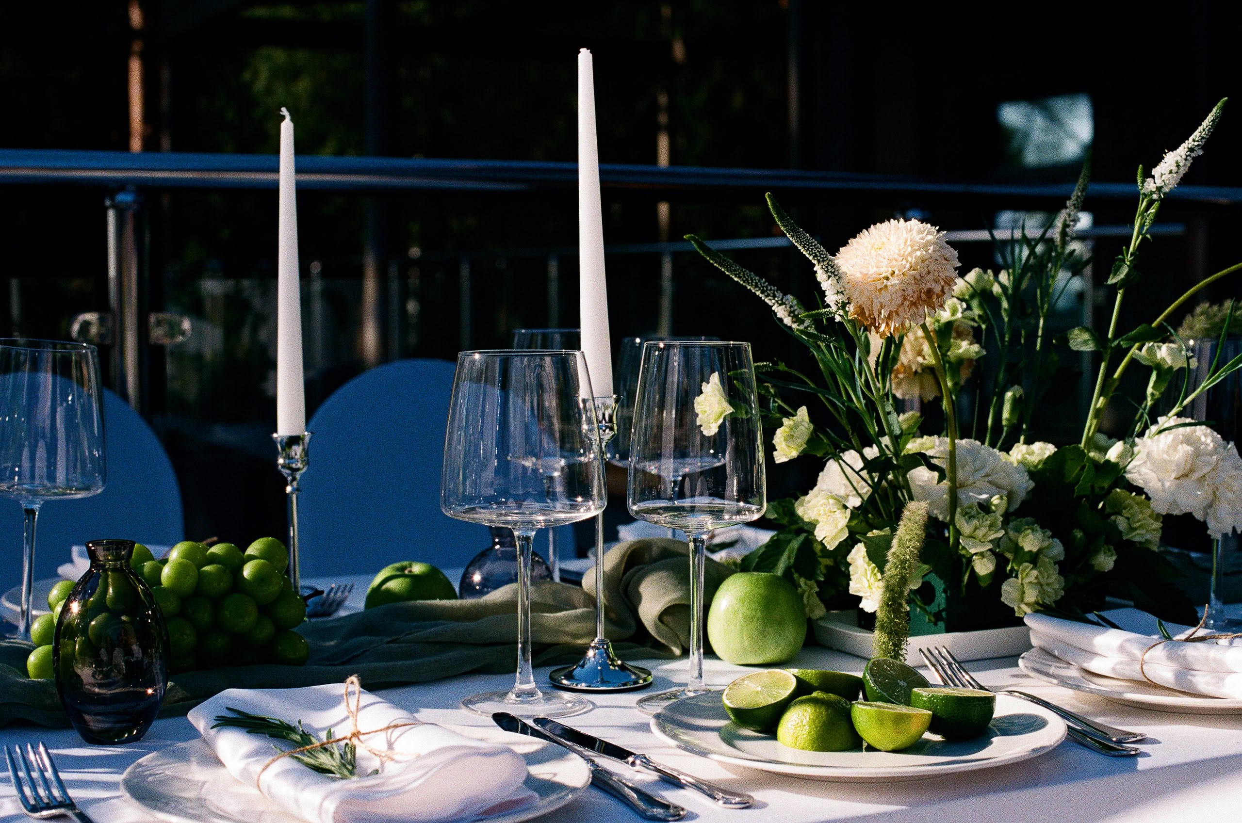 Свадебная съёмка в Репино: отель, веранда, бассейн и прогулка по пляжу. Свадебный фотограф Дмитрий Родионов — Санкт-Петербург и Ленинградская область