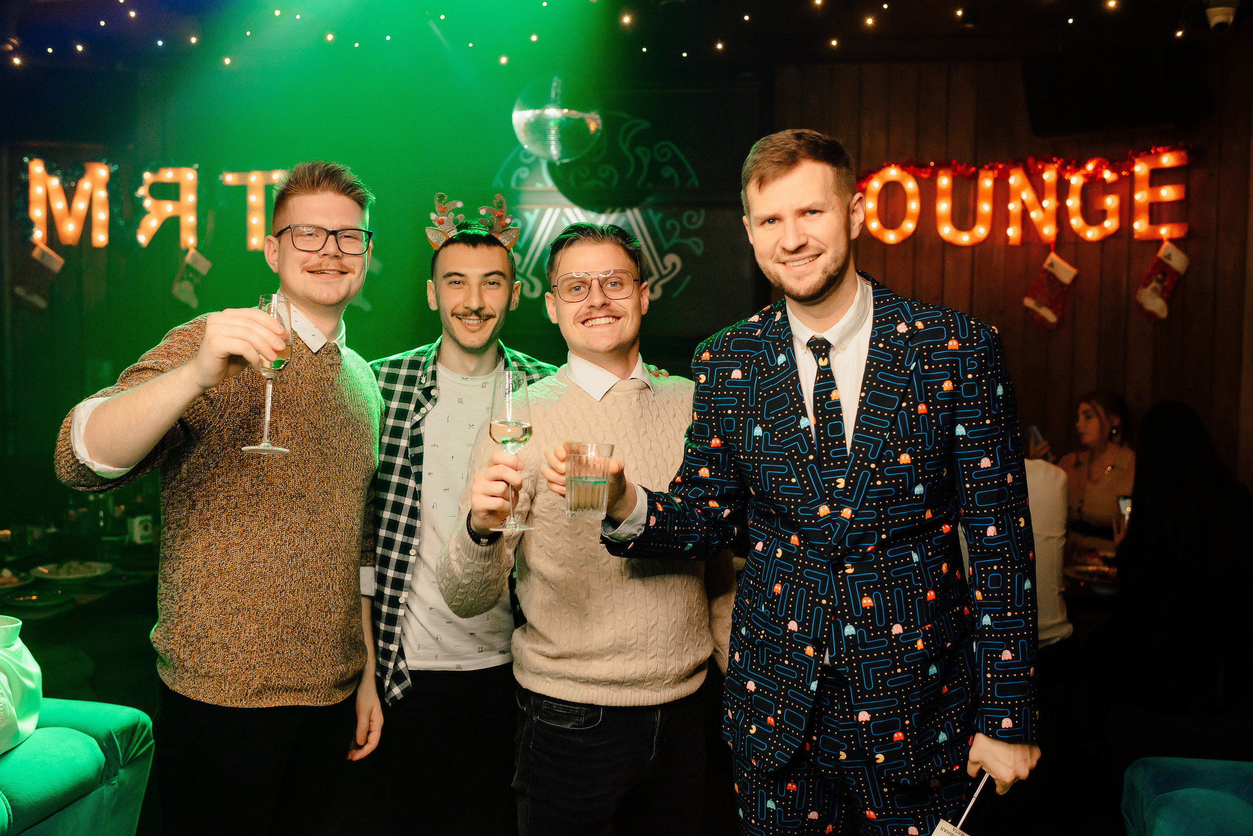 Новый год в стиле 90-х «Мята Спортивная». Мята Спортивная — Кальянная, караоке, бар в Минске