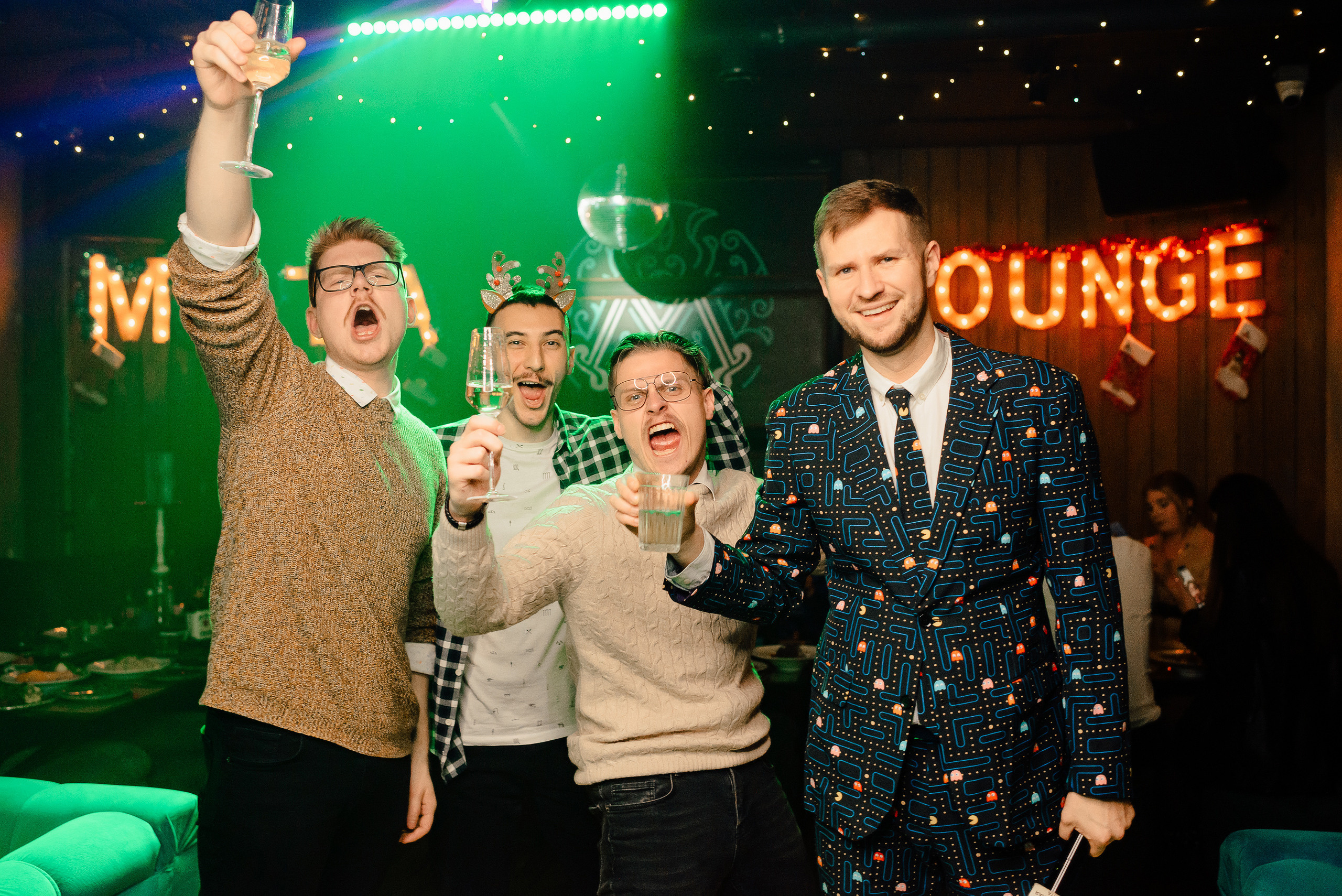 Новый год в стиле 90-х «Мята Спортивная». Мята Спортивная — Кальянная, караоке, бар в Минске