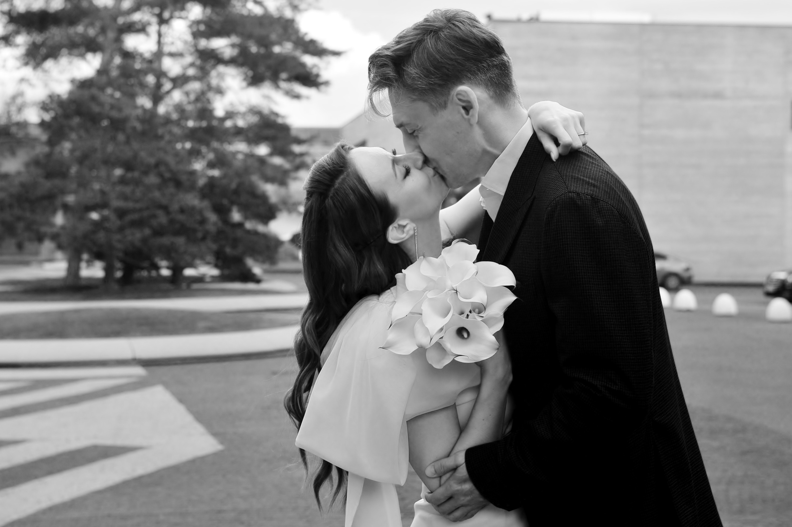 Свадьба в ЗАГСе Барвиха Luxury Village летом, поцелуй молодоженов, чёрно-белая фотография