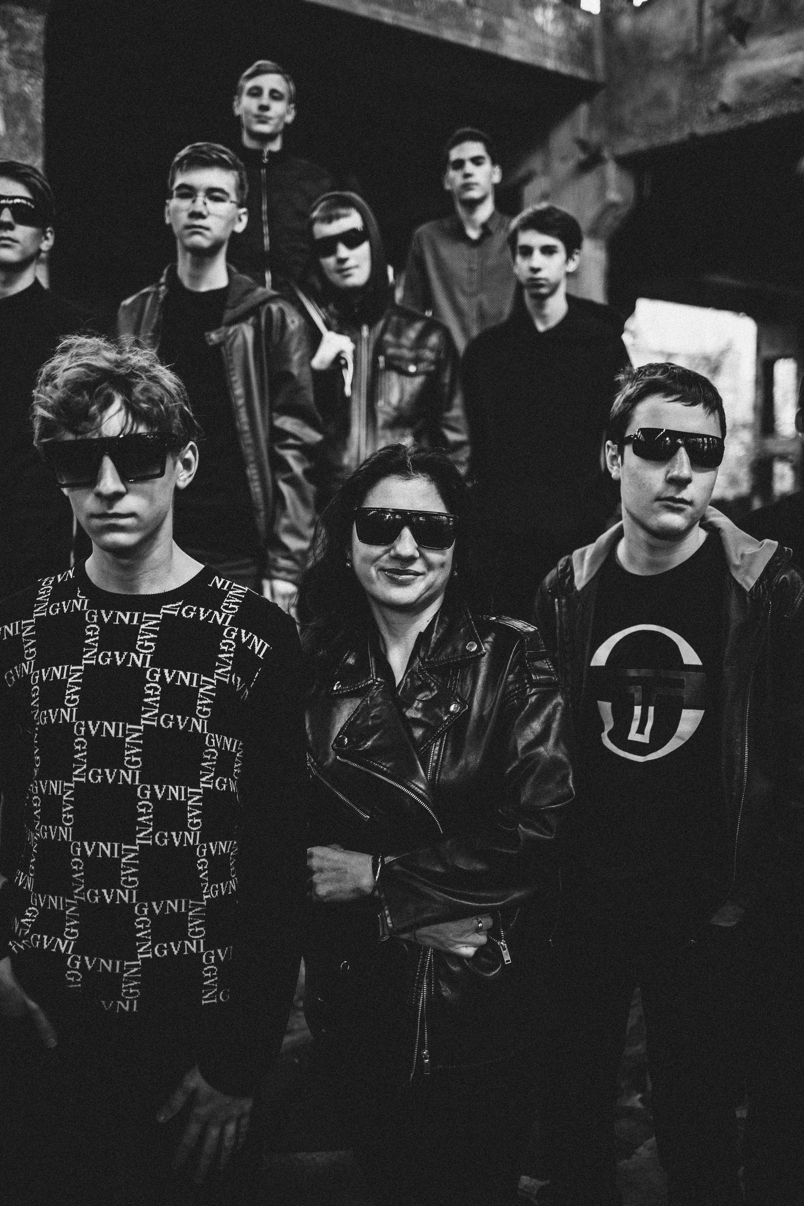 учитель с выпускниками на заброшке