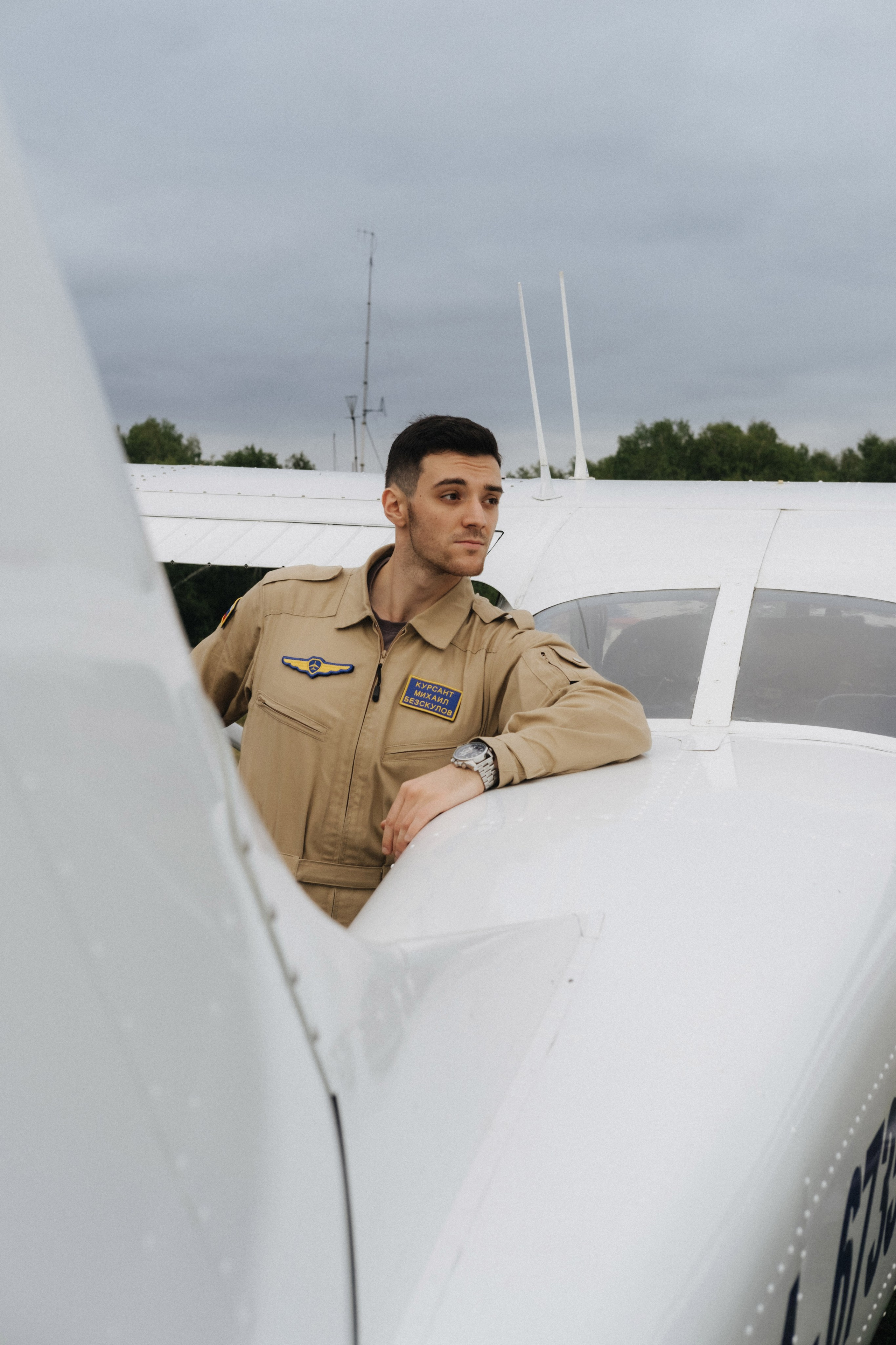 Фотосессия пары с самолетом в Екатеринбурге. Свадебный фотограф в Екатеринбурге — заказ профессиональной фотосесии, все виды фотосъемки