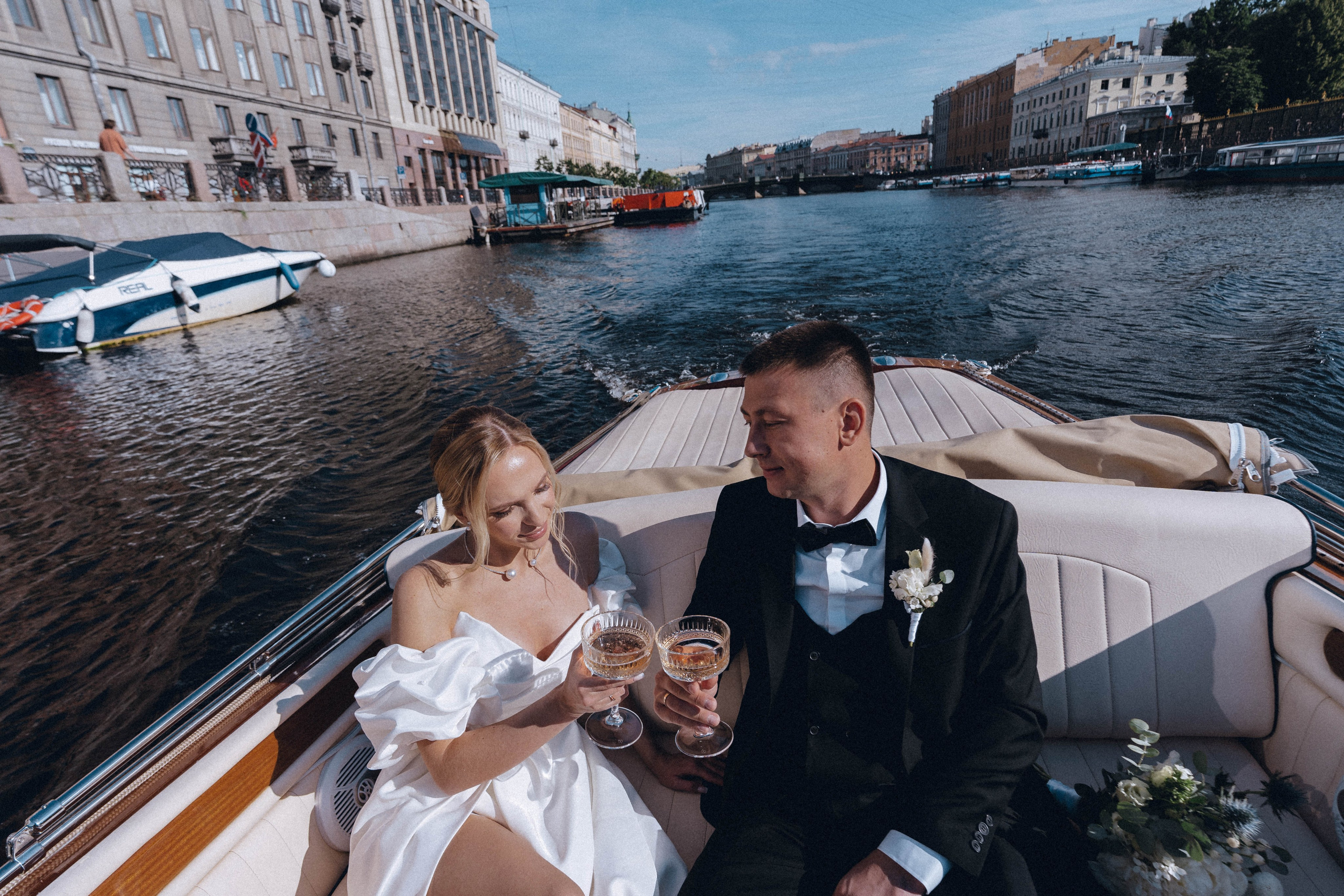 СВАДЕНБНАЯ СЬЕМКА НА КАТЕРЕ ПО КАНАЛАМ САНКТ-ПЕТЕРБУРГА И В АКВАТОРИИ НЕВЫ. Профессиональный фотограф, Санкт-Петербург — Виктория Богомолова