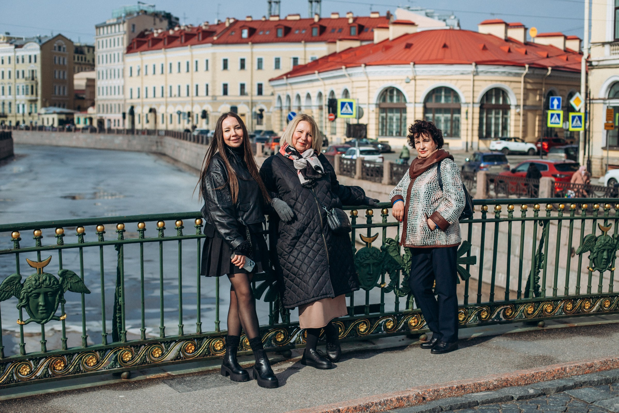 Анна с семьей в марте. Фотопрогулка в Петербурге. Индивидуальный и семейный фотограф в Санкт-Петербурге