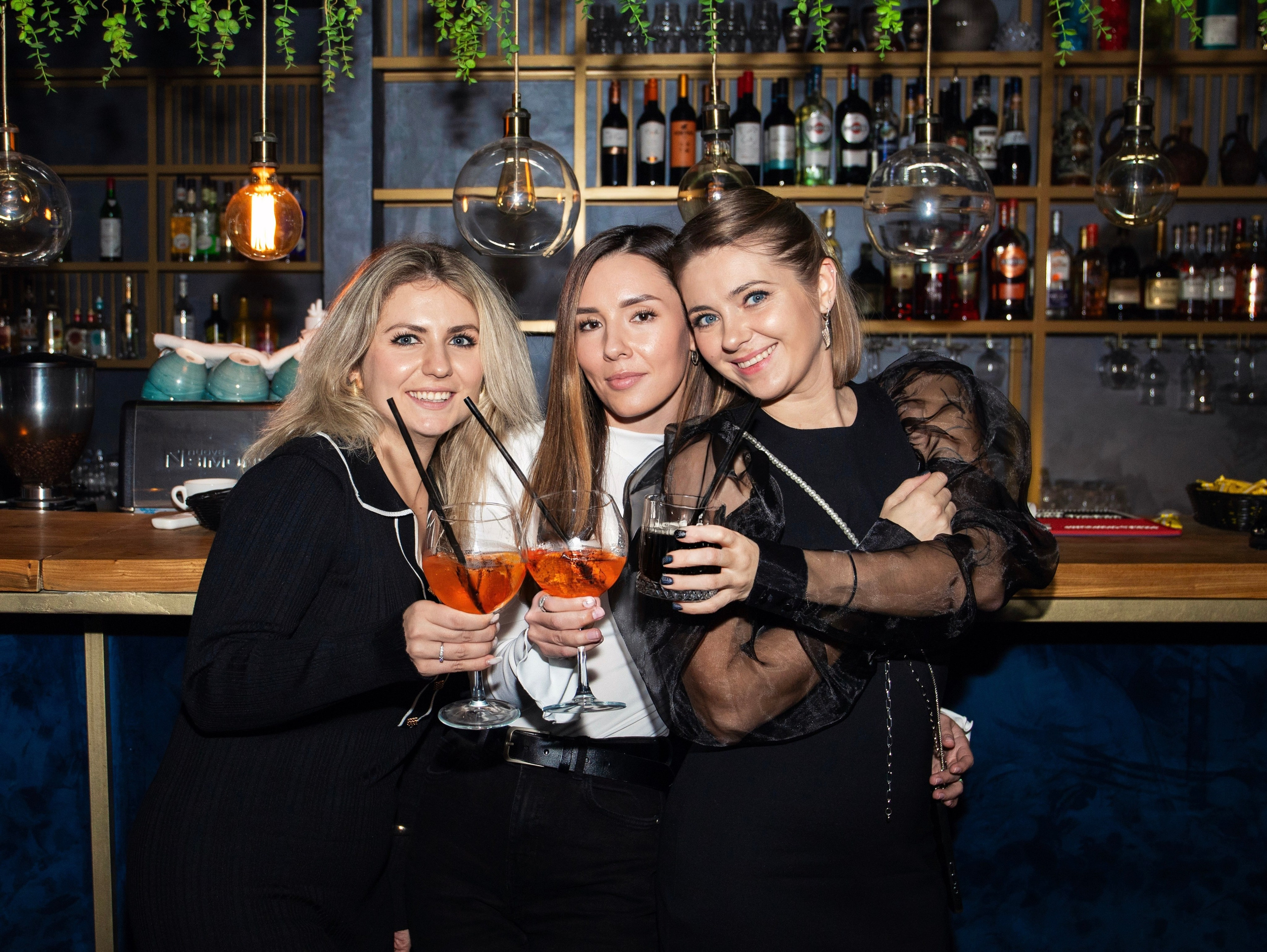 Репортажка из кальян-бара. Свадебный и семейный фотограф в Москве Мила Широких