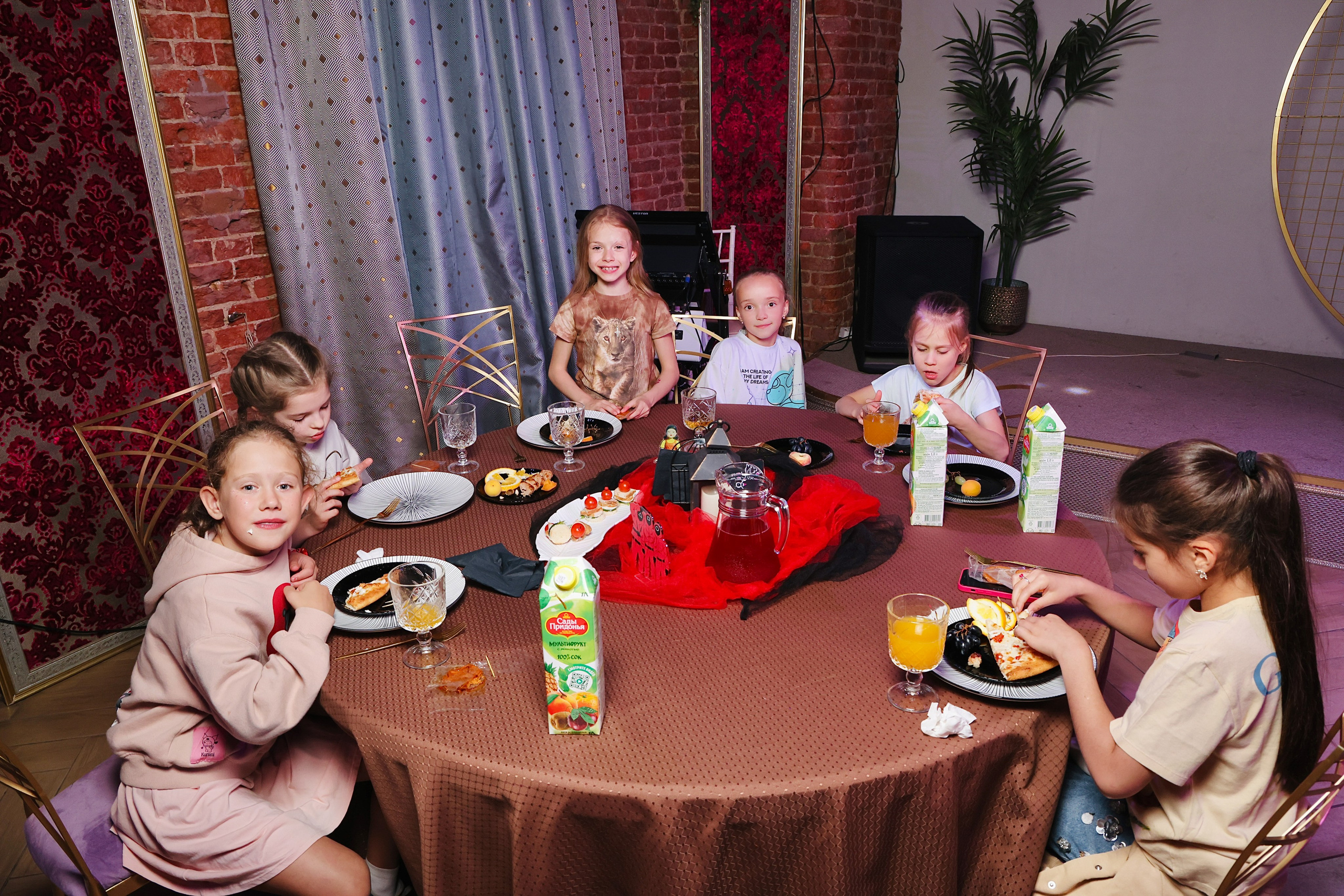 День рождения Ники и Софьи 8 и 12 лет. Фотограф Алексей Солопов