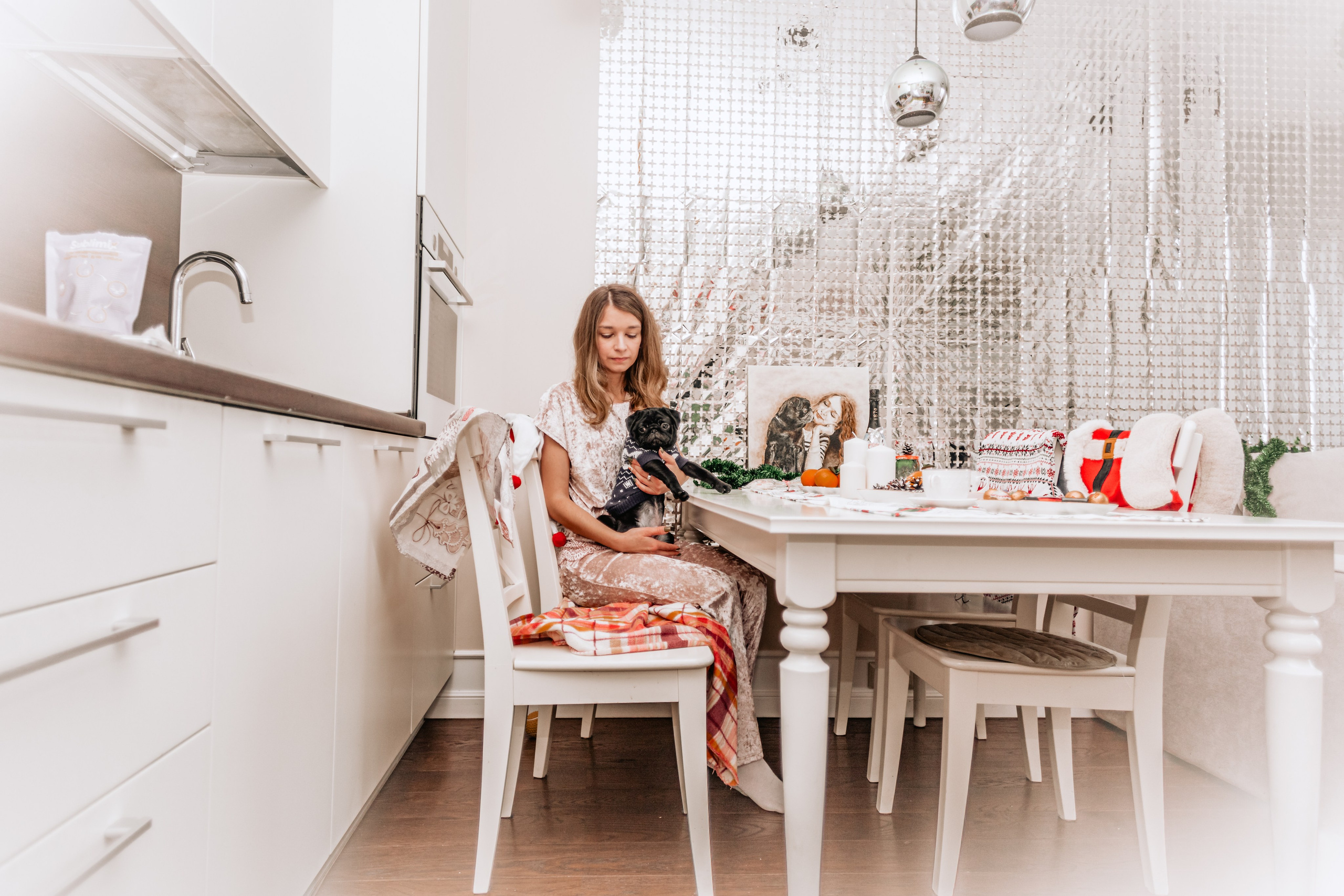 Домашняя фотосессия Оли и двух ее мопсов. Фотограф-анималист Татьяна Степанова