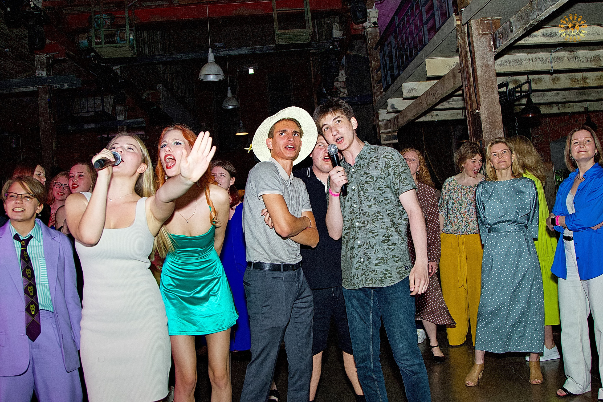 Выпускной 2023 (9-й класс, школа № 46). Loft Urban. Москва. Репортажная съемка в Москве и области. Анималистика