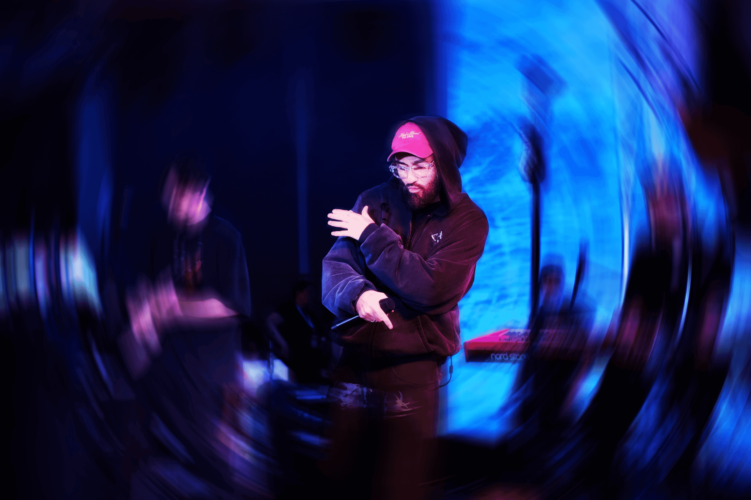 Сценические портреты музыкантов в динамичном освещении