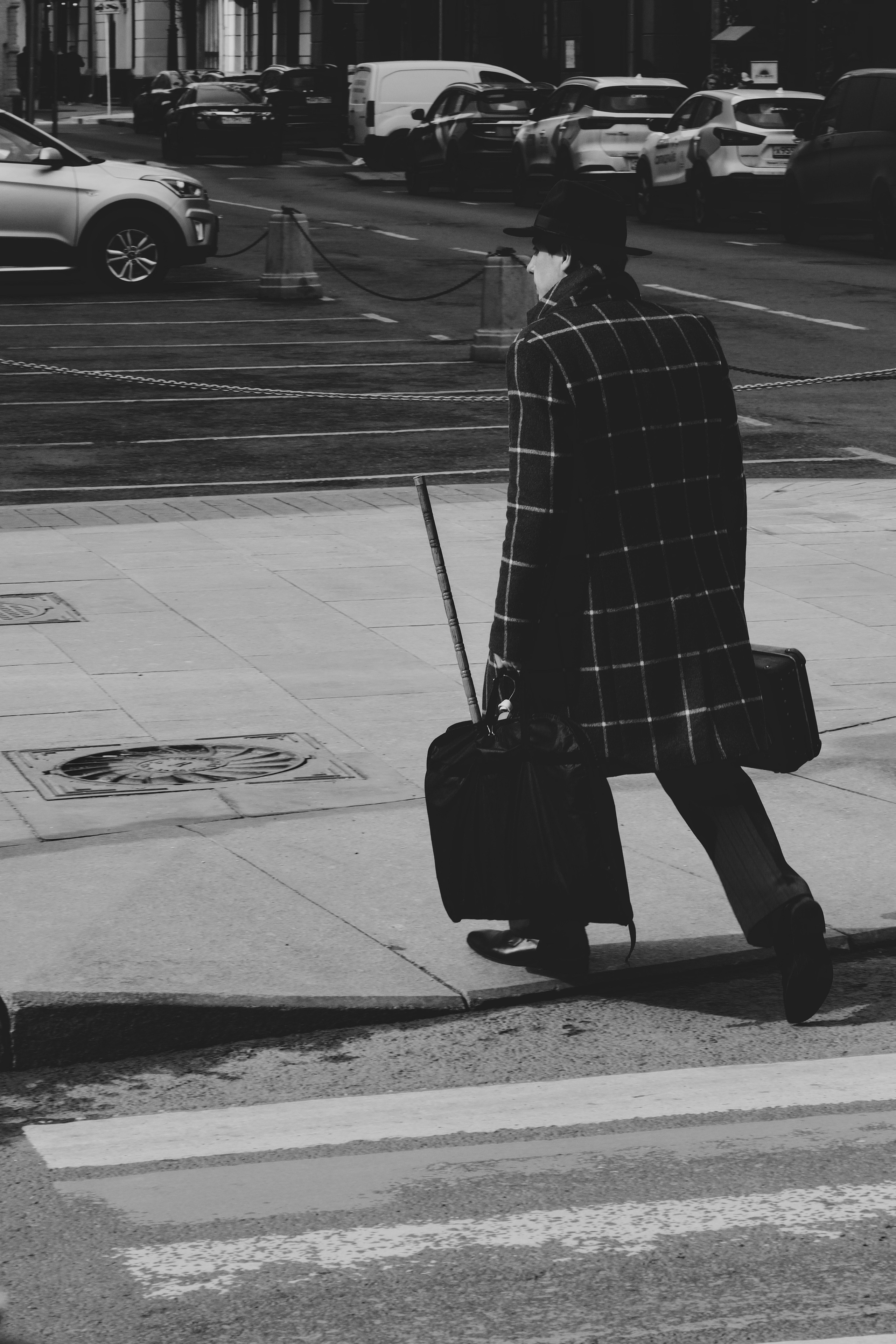 мужчина спешит и переходит дорогу рядом с ГУМом в Москве