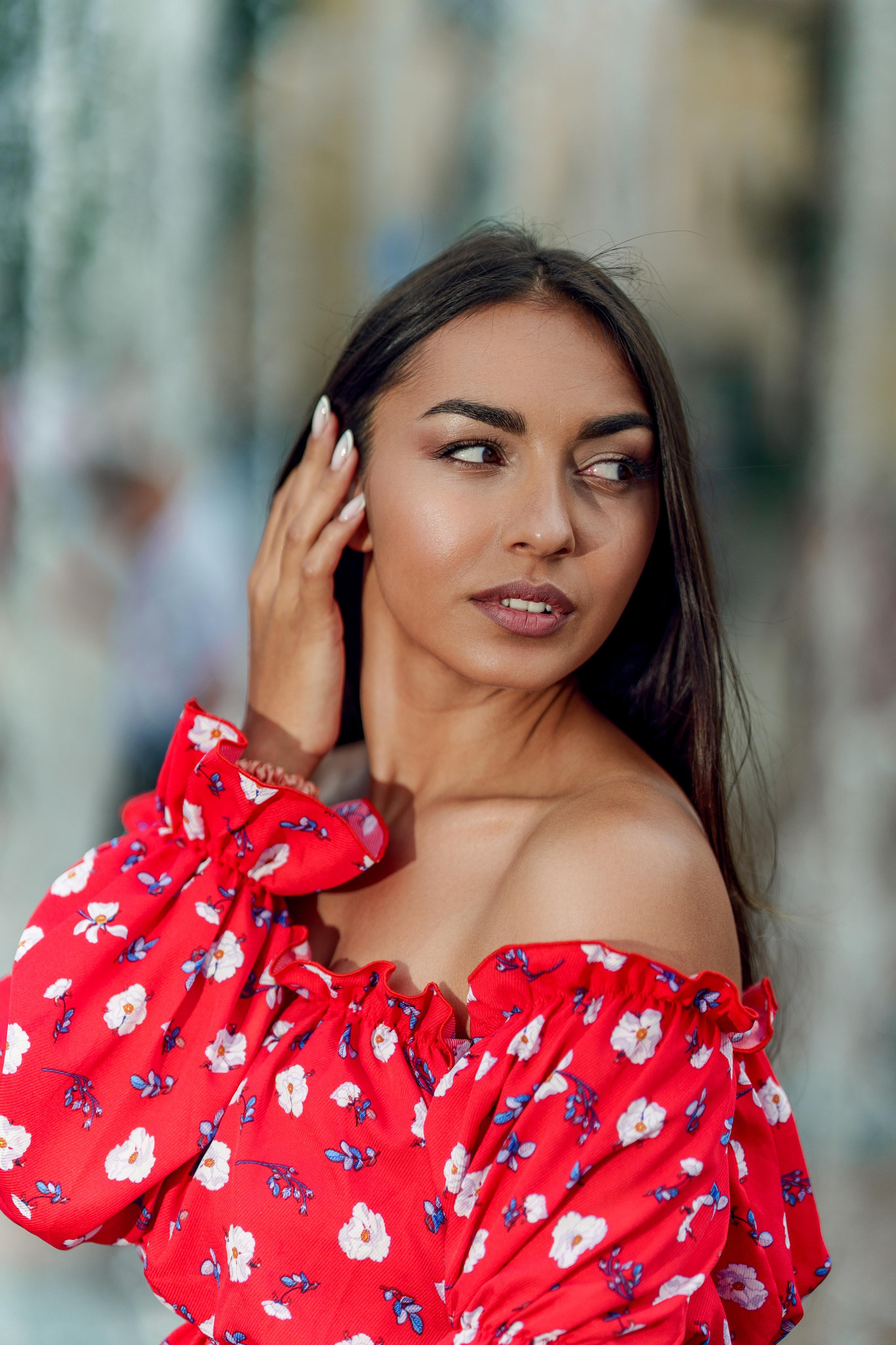 Милая девушка в черте города